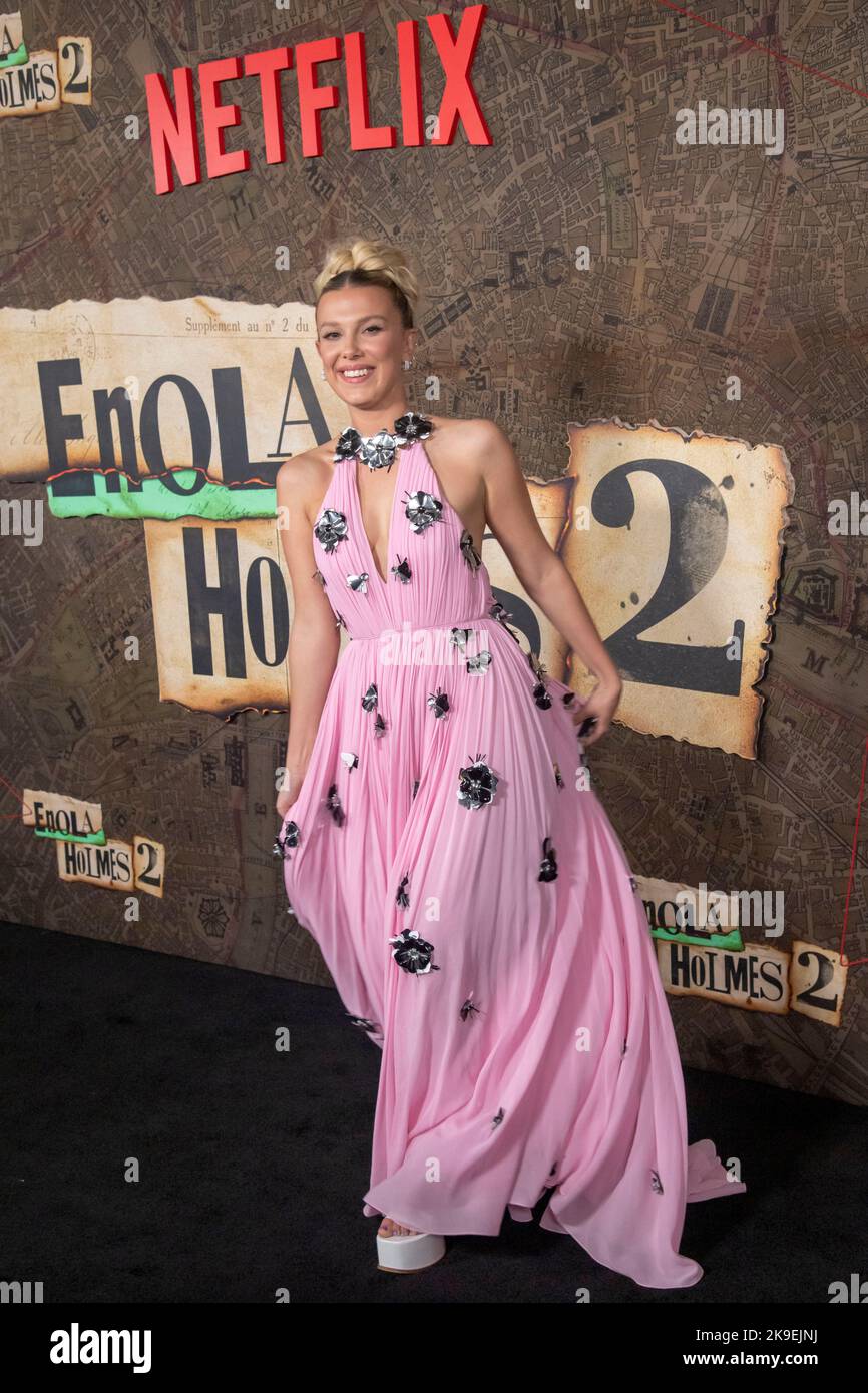 New York, USA . 27. Oktober 2022. NEW YORK, NEW YORK - 27. OKTOBER: Millie Bobby Brown nimmt am 27. Oktober 2022 in New York City an Netflix's "Enola Holmes 2"-Uraufführung im Pariser Theater Teil. Kredit: Ron Adar/Alamy Live Nachrichten Stockfoto