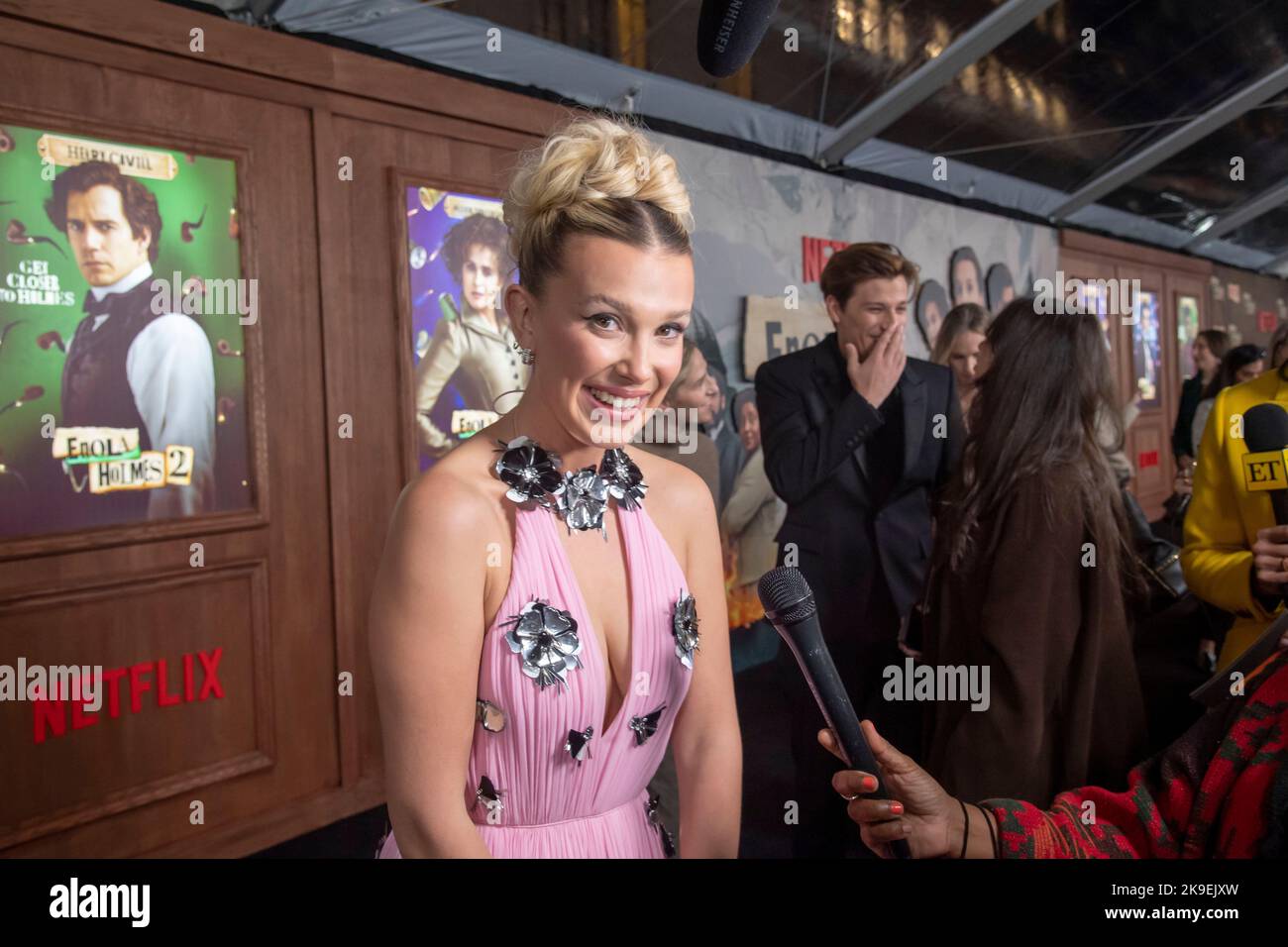 New York, USA . 27. Oktober 2022. NEW YORK, NEW YORK - 27. OKTOBER: Millie Bobby Brown nimmt am 27. Oktober 2022 in New York City an Netflix's "Enola Holmes 2"-Uraufführung im Pariser Theater Teil. Kredit: Ron Adar/Alamy Live Nachrichten Stockfoto