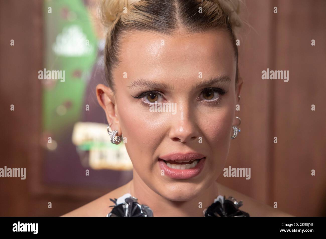 New York, USA . 27. Oktober 2022. NEW YORK, NEW YORK - 27. OKTOBER: Millie Bobby Brown nimmt am 27. Oktober 2022 in New York City an Netflix's "Enola Holmes 2"-Uraufführung im Pariser Theater Teil. Kredit: Ron Adar/Alamy Live Nachrichten Stockfoto