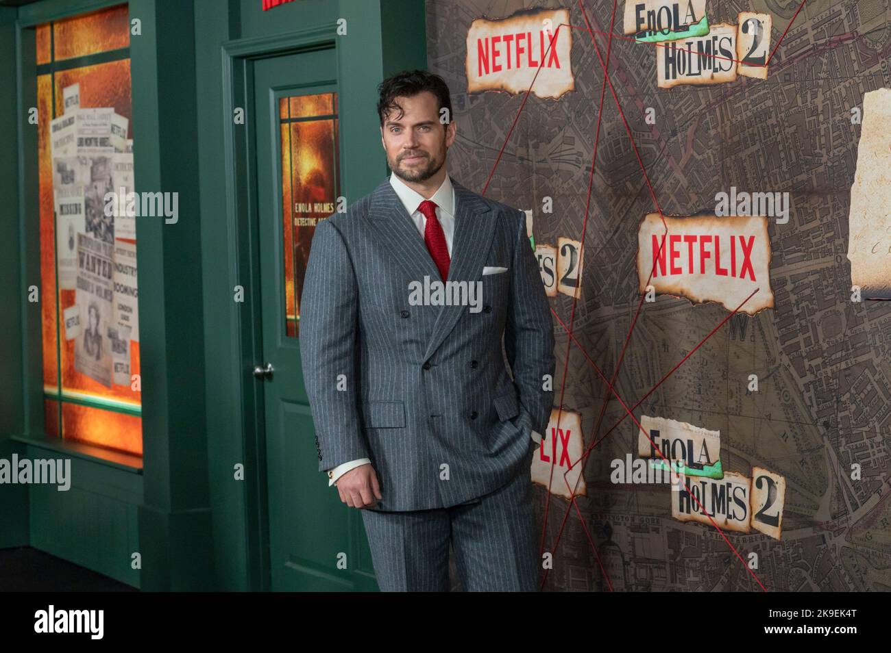 New York, USA . 27. Oktober 2022. NEW YORK, NEW YORK - 27. OKTOBER: Henry Cavill nimmt am 27. Oktober 2022 in New York City an Netflix's "Enola Holmes 2"-Uraufführung im Pariser Theater Teil. Kredit: Ron Adar/Alamy Live Nachrichten Stockfoto