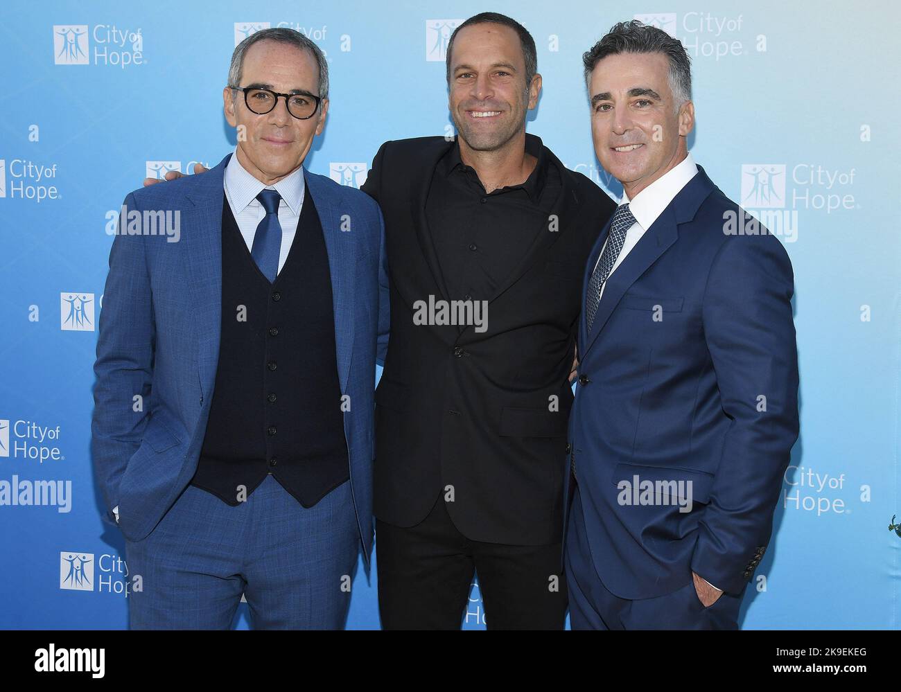 Los Angeles, USA. 27. Oktober 2022. (L-R) Monte Lipman, Jack Johnson und Avery Lipman bei der Spirit OF LIFE Gala 2022 der City of Hope, die am Donnerstag, den 27. Oktober 2022, im Pacific Design Center in West Hollywood, CA, stattfand. (Foto: Sthanlee B. Mirador/Sipa USA) Quelle: SIPA USA/Alamy Live News Stockfoto