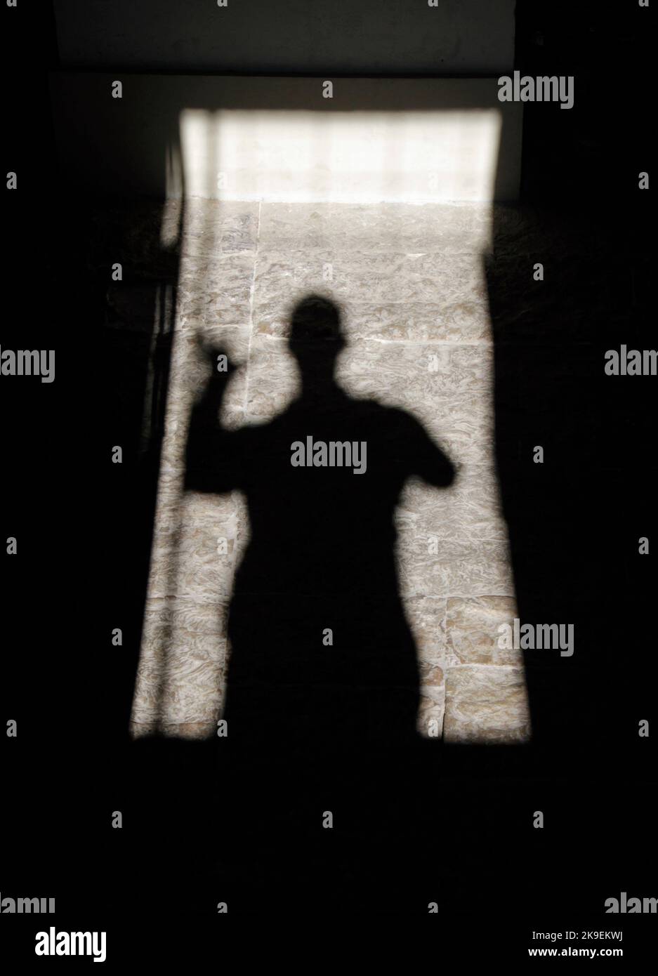 Schatten einer winkenden Person in einem Türrahmen Stockfoto