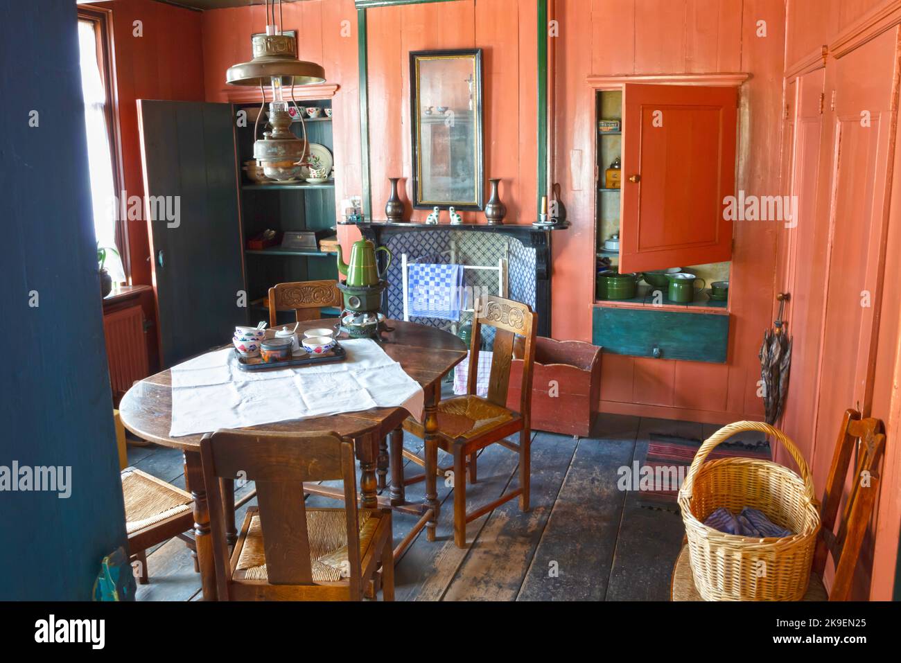 Enkhuizen, Niederlande, 7. August 2022: Das einfache Innere eines Fischerhauses im Zuiderzee-Museum in Enkhuizen Stockfoto