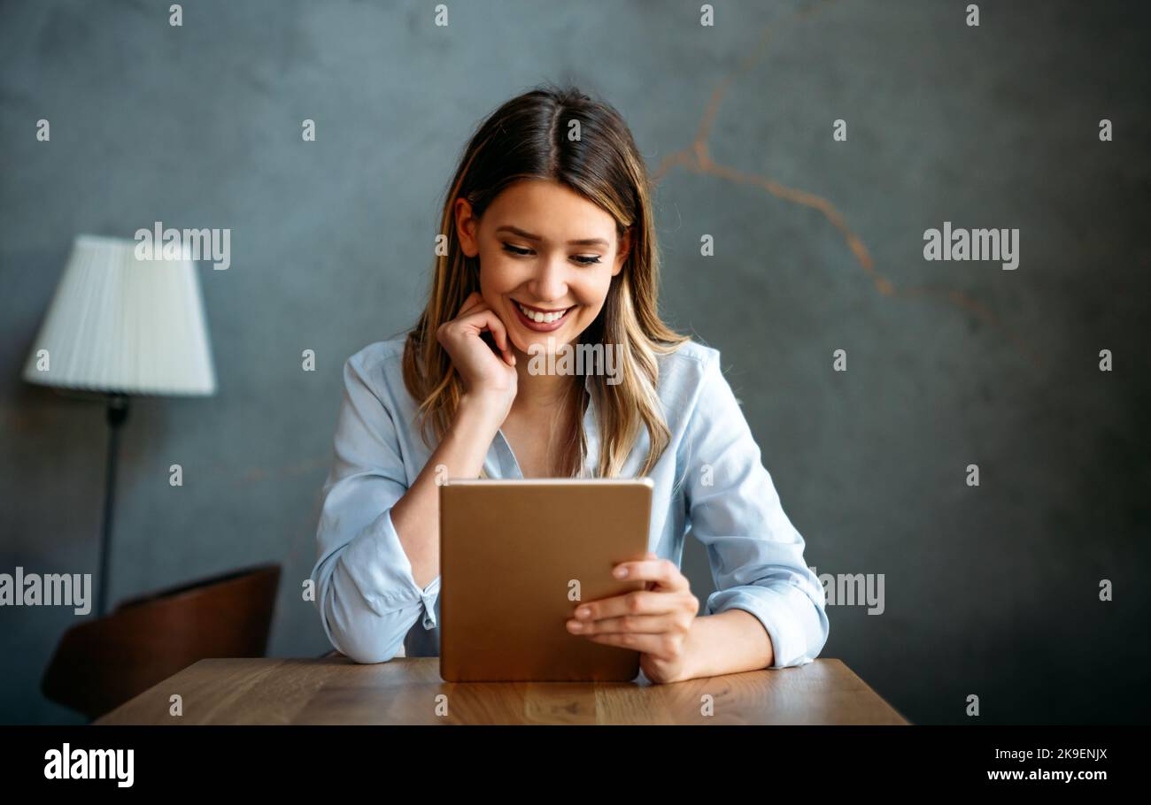 Schöner Erfolg Frau arbeitet, mit digitalen Tablet. Business, Freiberufler, Social-Media-Konzept. Stockfoto