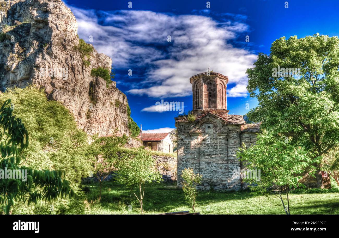 Außenansicht St. Nicola Shishevski Kloster am Sar-Berge aka Dinarischen Bereich über Matka Canyon North Mazedonien Stockfoto