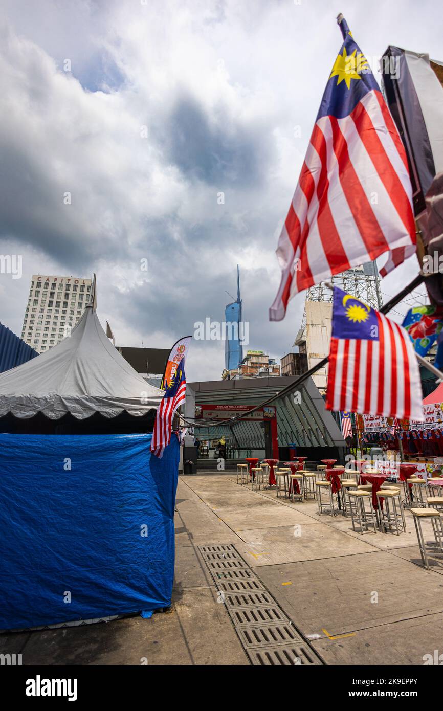 Kuala Lumpur, Malaysia - 21. August 2022: Die neue malaysische Ikone und Wahrzeichen, der Merdeka 118 oder KL 118 Tower. Malaysia Flagge im Vordergrund. Stadtbild Stockfoto