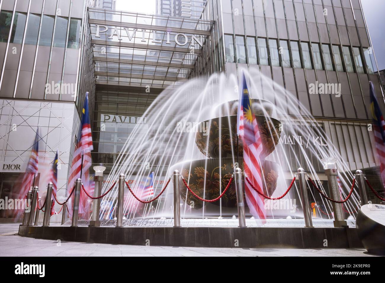 Kuala Lumpur, Malaysia - 21. August 2022: Langzeitbelichtung des Pavilion Crystal Fountain vor dem Pavilion Einkaufszentrum im Stadtzentrum o Stockfoto