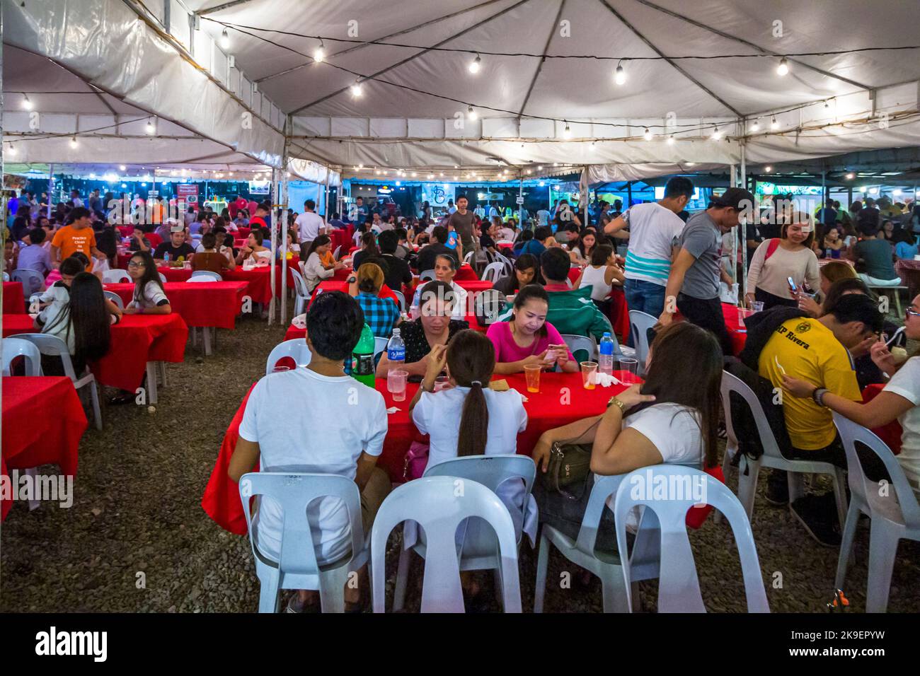 Cebuanos Dining im Sugbo Mercado Food Park in Cebu City, Philippinen Stockfoto