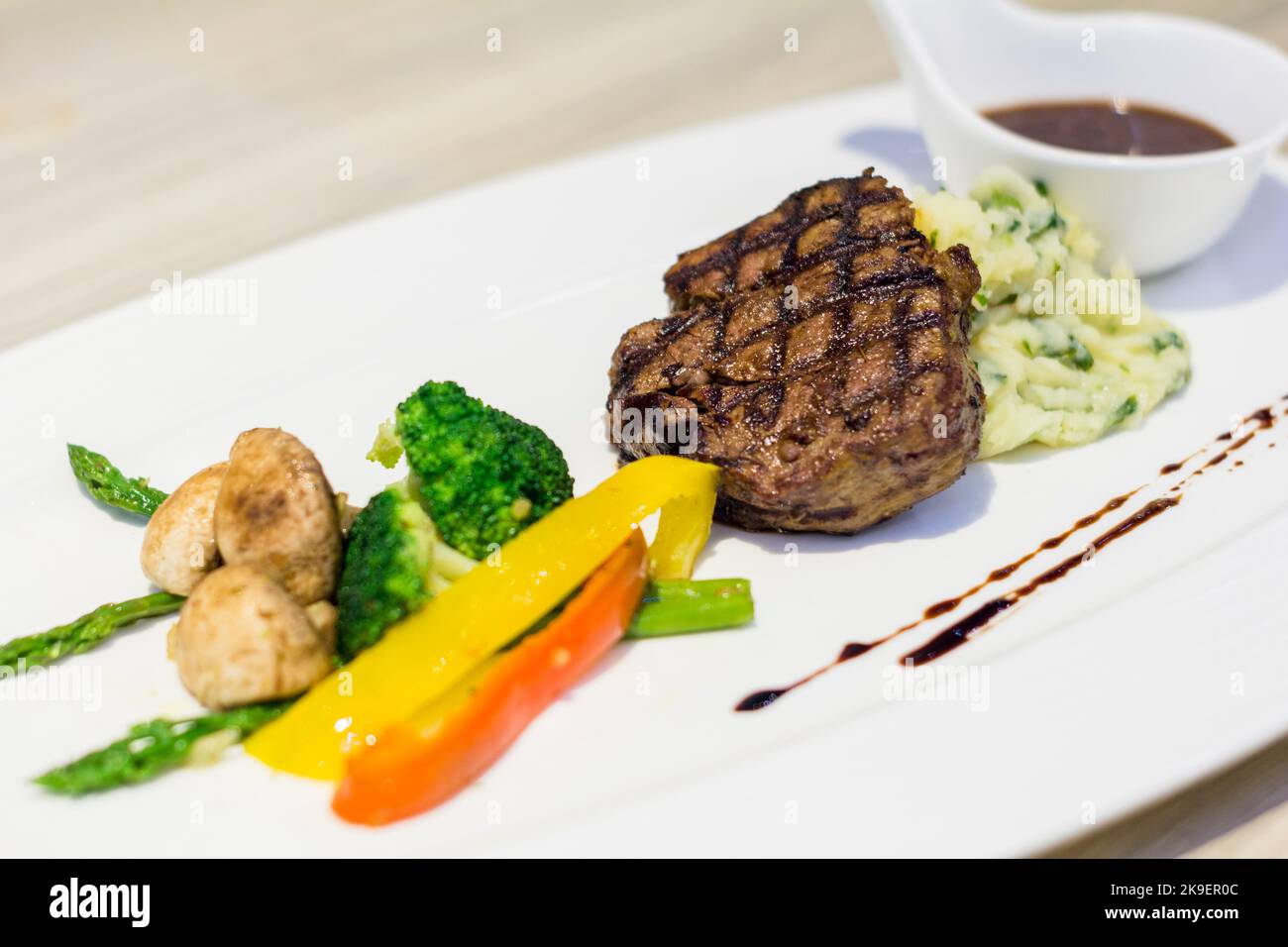 Ein Rindfleischmedaillon mit gedämpftem Gemüse in einem lokalen Restaurant in Bandung, Indonesien Stockfoto