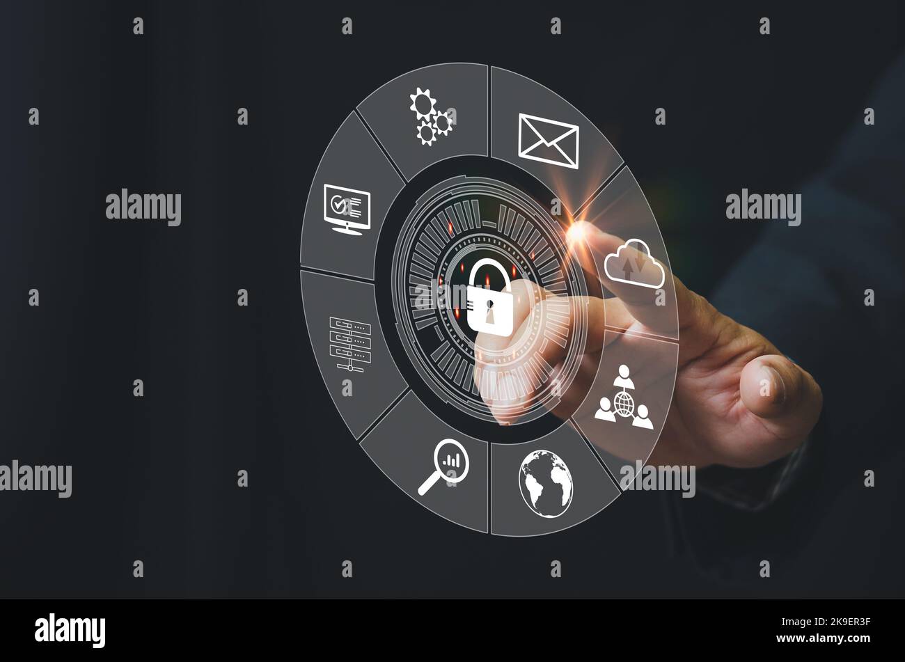 Business Mann berühren virtuellen Bildschirm Symbole Schlüssel Schloss Sicherheit Passwort schützen Datenbanksystem Online-Technologie Internet privat. Stockfoto