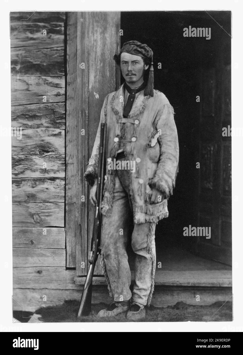 Charles W. Wilson, Ganzkörperportrait, stehend, nach vorne gerichtet, mit Hirschfellen, Mit Gewehr - c1860 Stockfoto