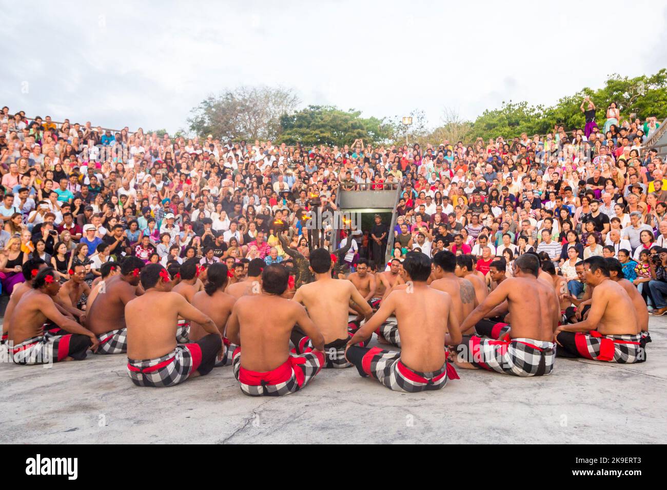 The Kecak, eine beliebte Tanzaufführung in Uluwato, Bali, Indonesien Stockfoto