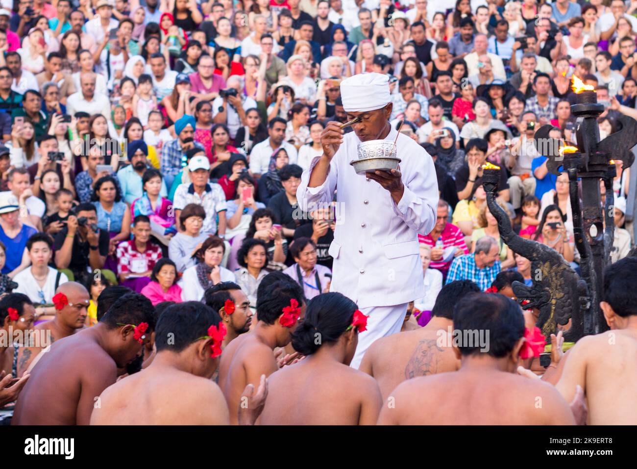 The Kecak, eine beliebte Tanzaufführung in Uluwato, Bali, Indonesien Stockfoto