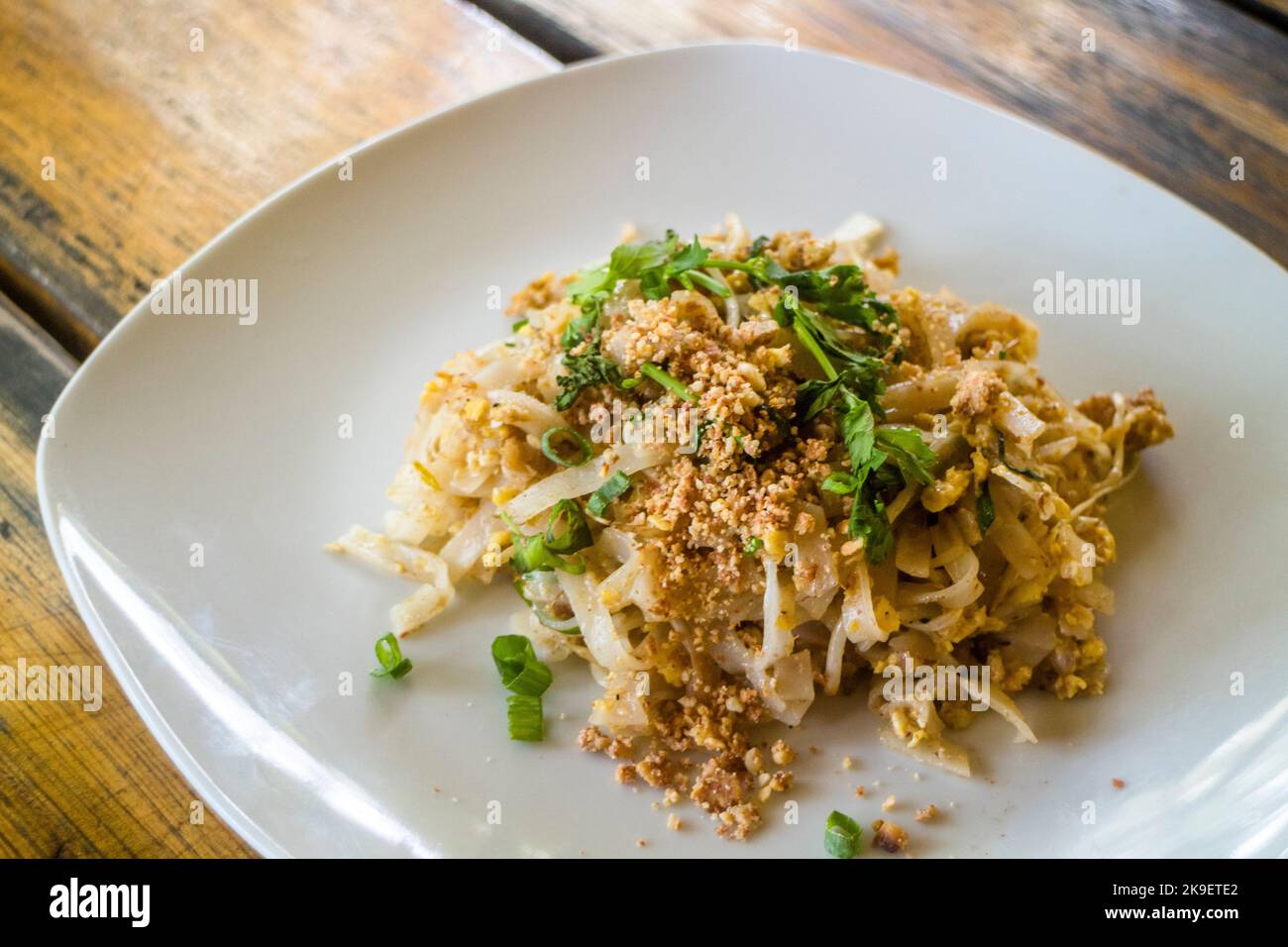 Ein Teller Pad thai in einem thailändischen Restaurant in Iloilo City, Philppines Stockfoto