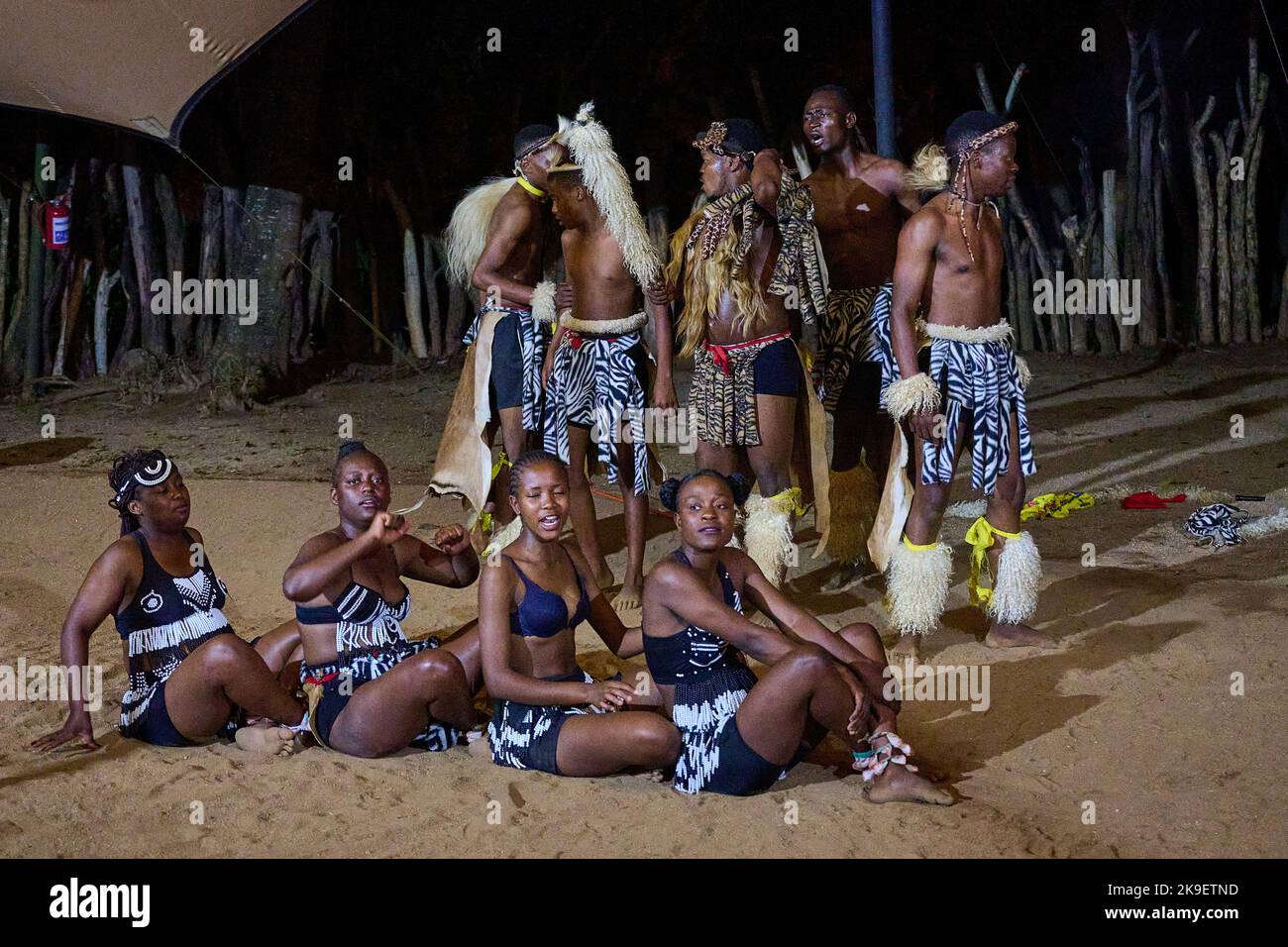 Die Shangaan-Gesangs- und Tanzvorstellung für Touristen, die in Hippo Hollow in der Provinz Mpumalanga übernachten Stockfoto