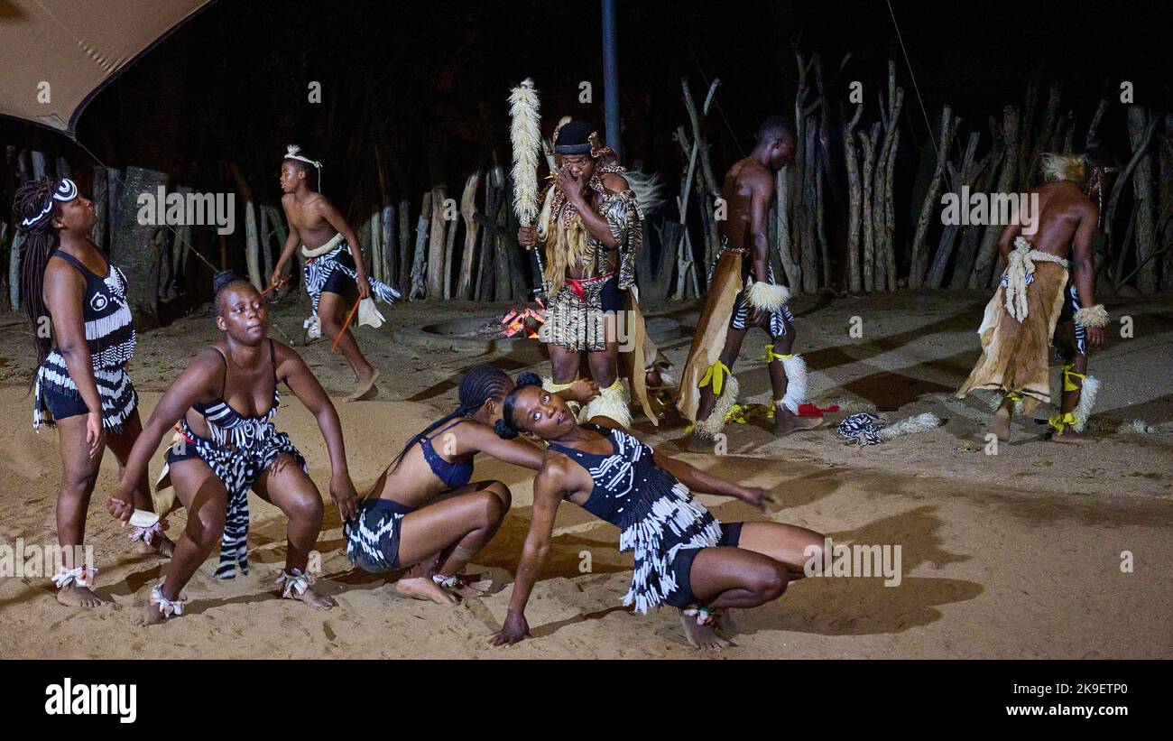 Die Shangaan-Gesangs- und Tanzvorstellung für Touristen, die in Hippo Hollow in der Provinz Mpumalanga übernachten Stockfoto