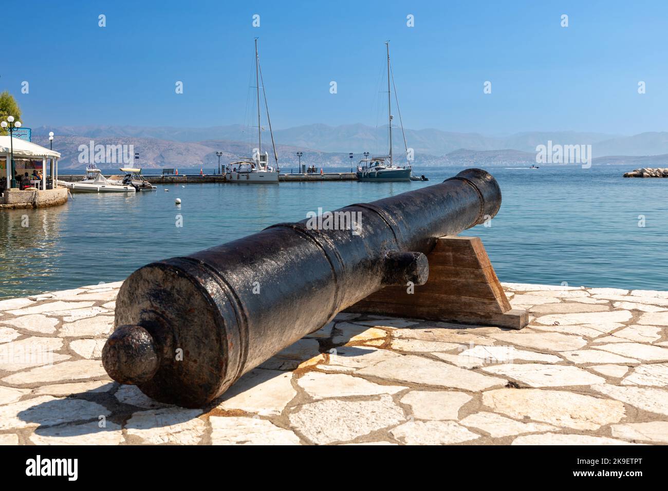 Kanone im Hafen von Kassiopi, Korfu, Griechenland Stockfoto