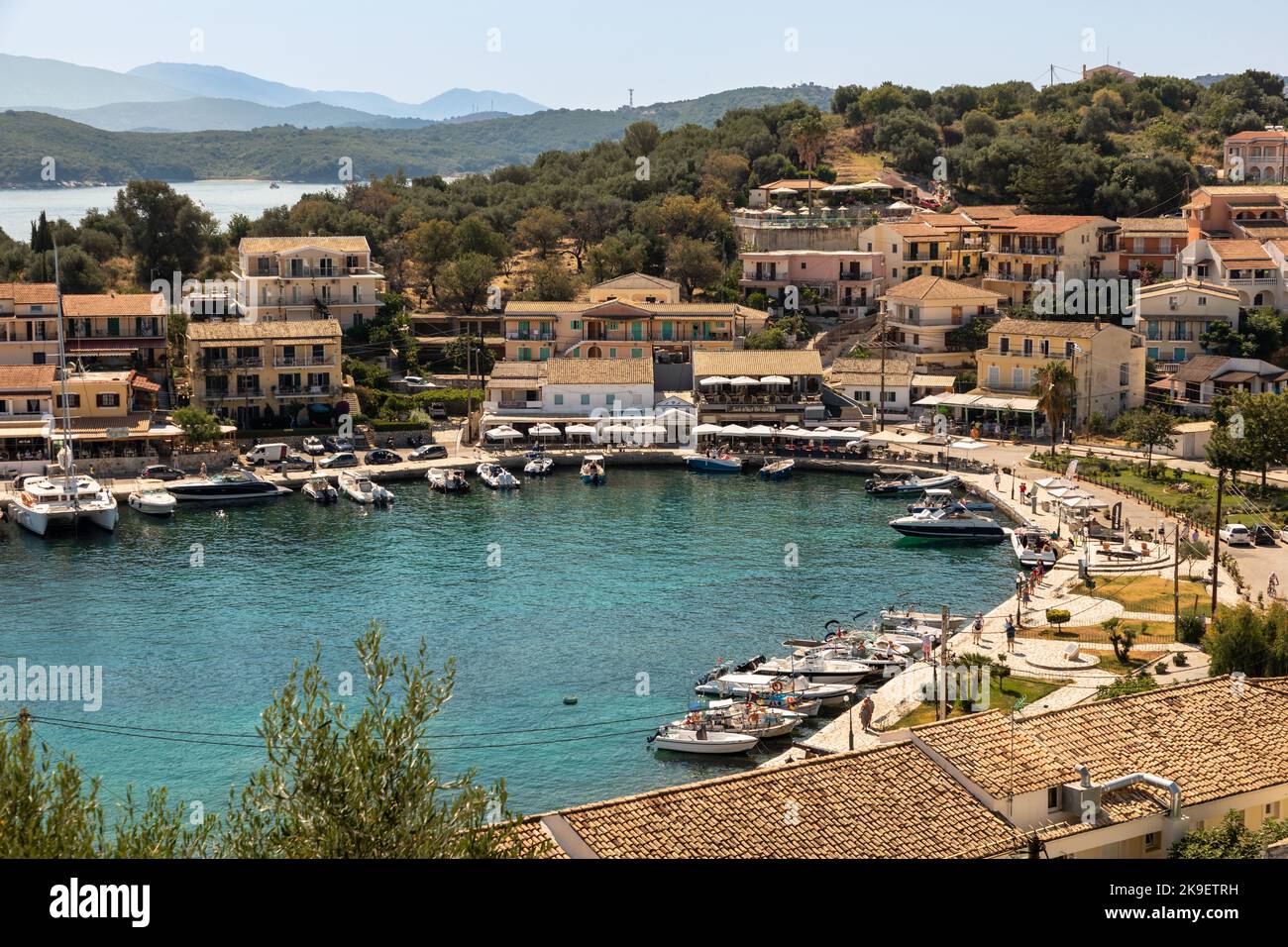 Blick auf den Hafen von Kassiopi, Korfu, Griechenland Stockfoto