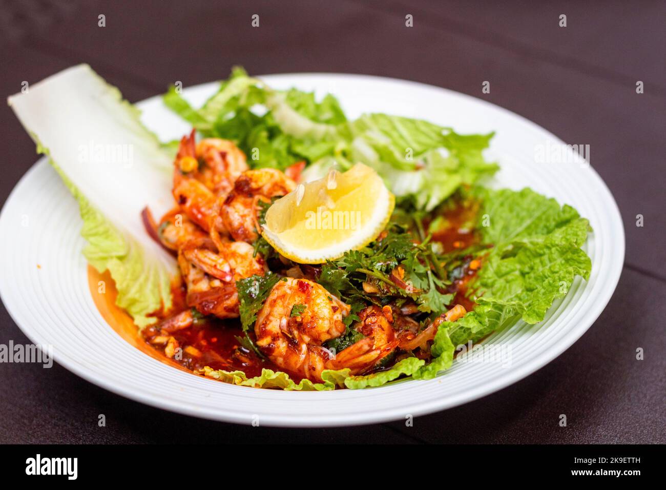 Scharfes Garnelensalat in einem lokalen thailändischen Restaurant in Cebu City, Philippinen Stockfoto