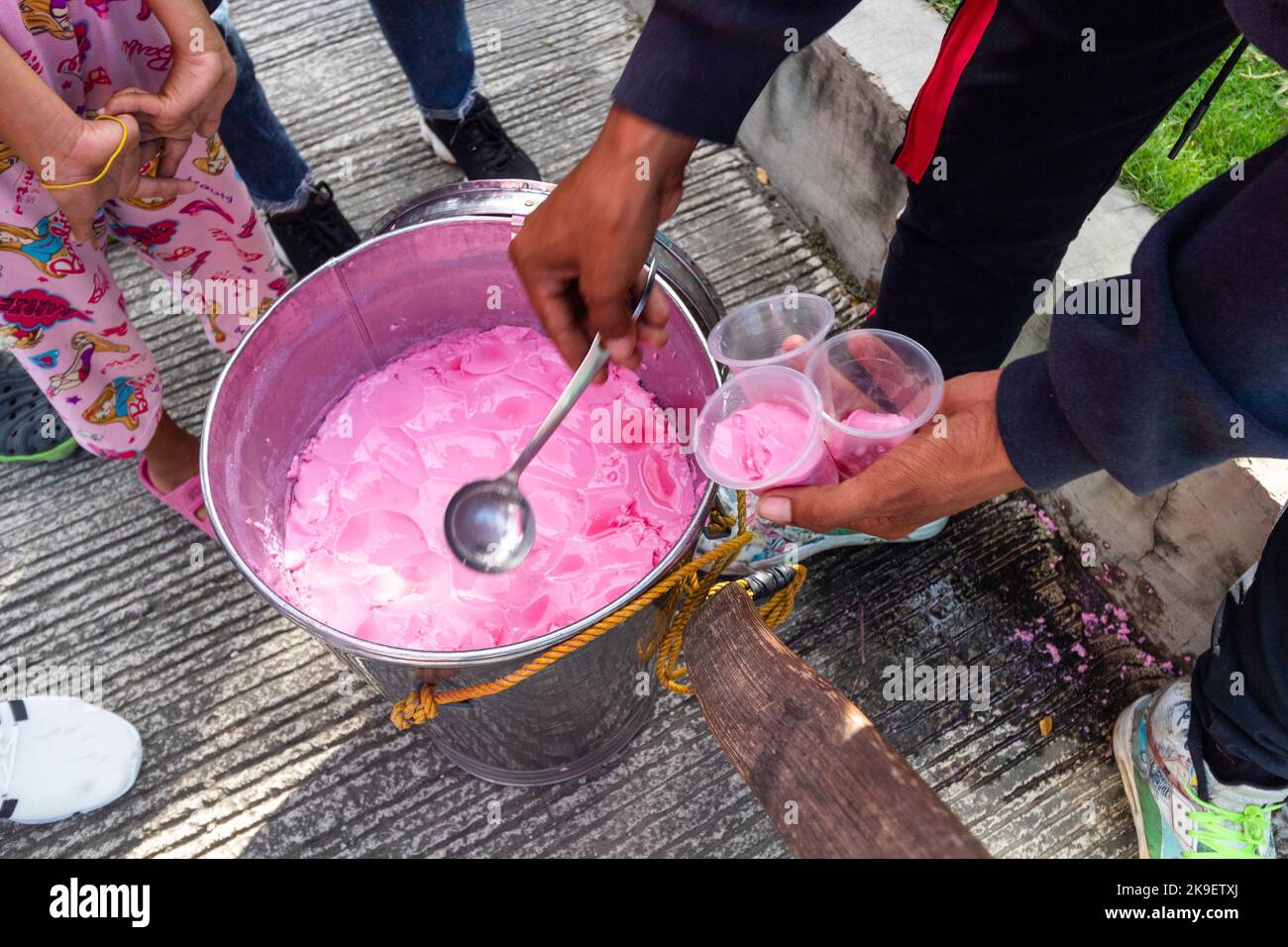 Rosa philippinisches Tofu-Dessert namens „Taho“ in Cebu City, Philippinen Stockfoto