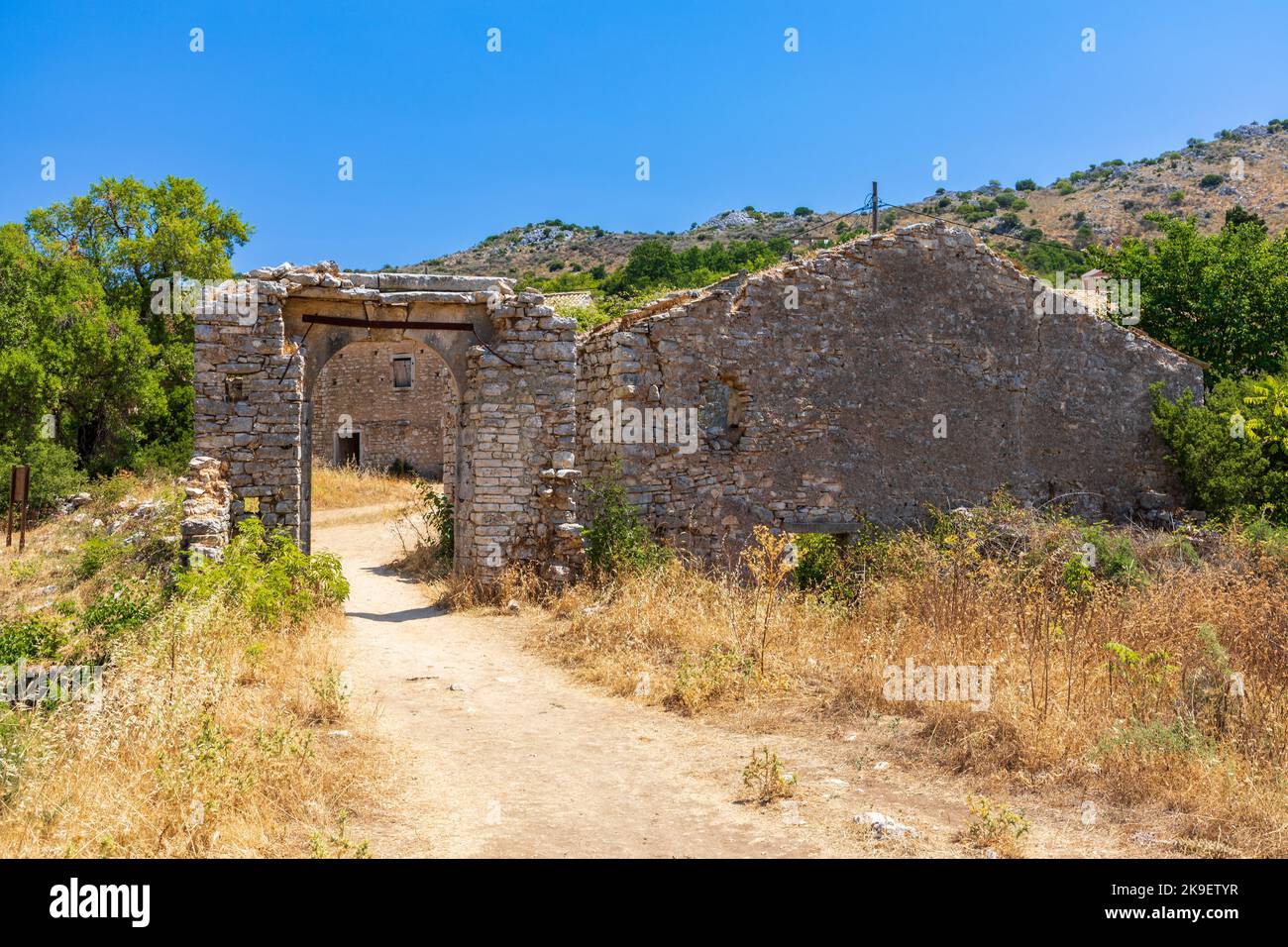 Ruinen des verlassenen Dorfes Perithia, Korfu, Griechenland Stockfoto