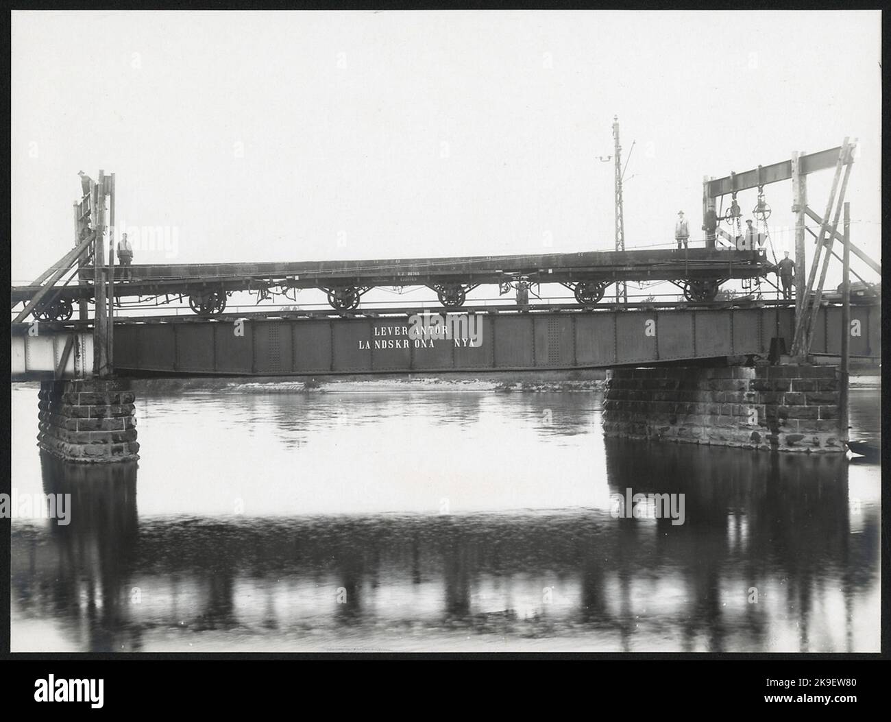 Austausch der Brückenspannweite auf der Eisenbahnbrücke über Klarälvens östlichen Zweig in Karlstad. Staatsbahnen, SJ 20765, Güterwagen 20865 geöffnet. Stockfoto