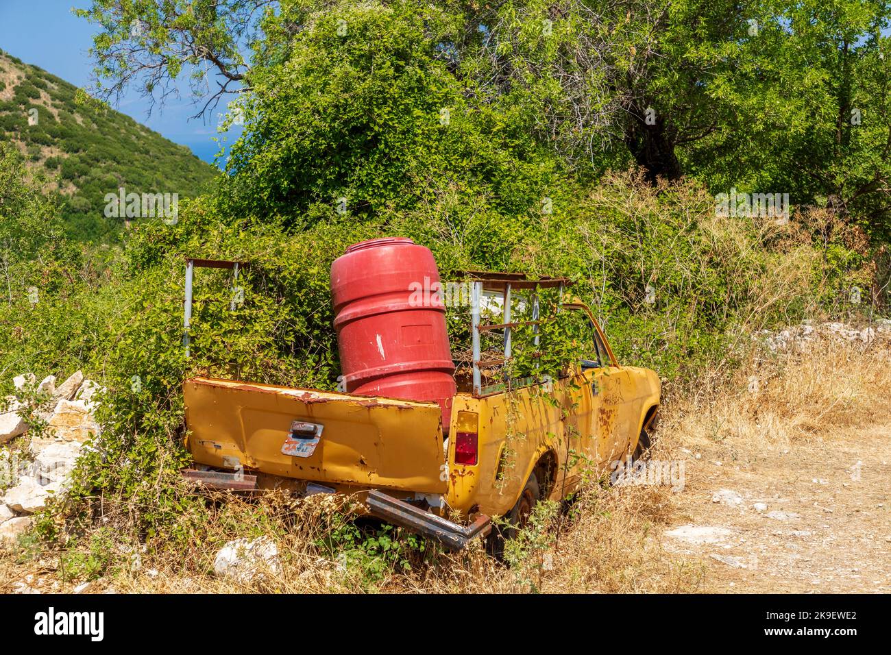 Wrack eines Autos in den Ruinen des verlassenen Dorfes Perithia, Korfu, Griechenland Stockfoto