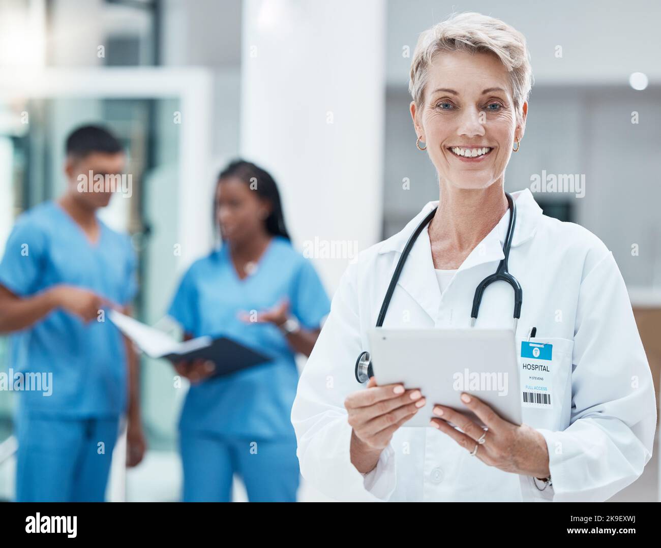 Senior Woman, Doctor and Tablet with smile for Medical Research, Innovation and Medicine at the Hospital. Porträt der älteren weiblichen Gesundheitsfürsorge Stockfoto