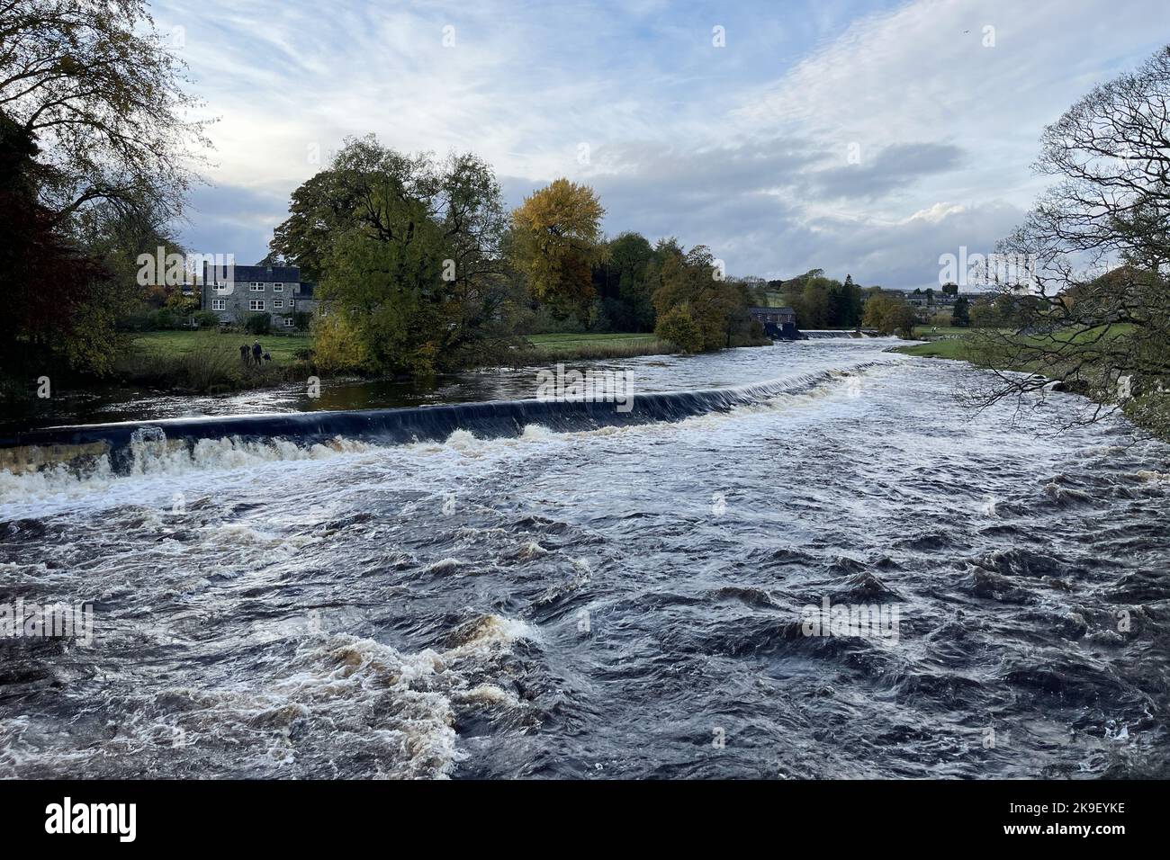 Grassington, Yorkshire, Großbritannien. 28.. Oktober 2022. Ein wunderschöner Herbstmorgen am Linton Falls Wasserfall am Fluss Wharfe in der Nähe von Grassington, Yorkshire. Kredit: Headlinephoto/Alamy Live Nachrichten. Stockfoto