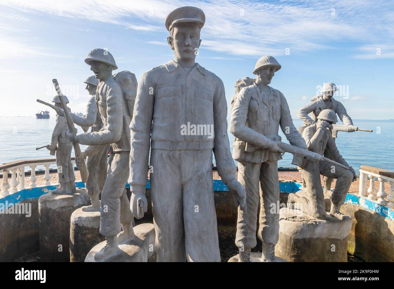 Zementskulptur von Soldaten zum Gedenken an die Landung von General Douglas MacArthur in Talisay City, Cebu, Philippinen Stockfoto