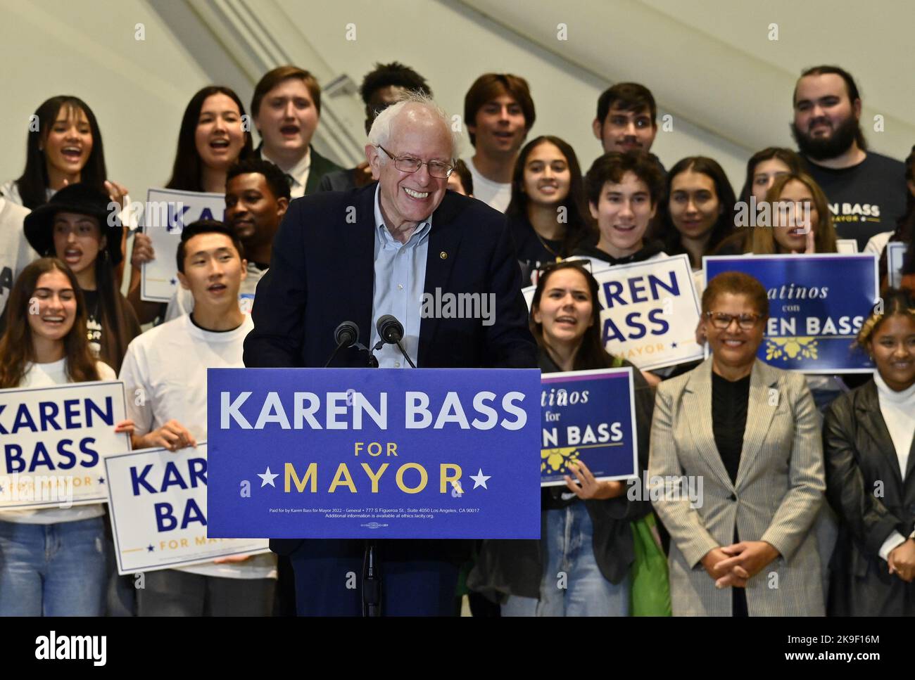 Los Angeles, USA. 27. Oktober 2022. Die demokratische Bürgermeisterin von Los Angeles, Rep. Karen Bass (D-CA), sieht sich rechts an, als US-Senatorin Bernie Sanders (I-VT) am Donnerstag, dem 27. Oktober 2022, bei einer Wahlkampfveranstaltung für Bass in Playa Vista, Kalifornien, spricht. Bass befindet sich in einem engen Rennen mit dem demokratischen Bürgermeisterkandidaten Rick Caruso, einem Milliardär-Immobilienentwickler, der 2019 als Republikaner registriert wurde. Foto von Jim Ruymen/UPI Credit: UPI/Alamy Live News Stockfoto