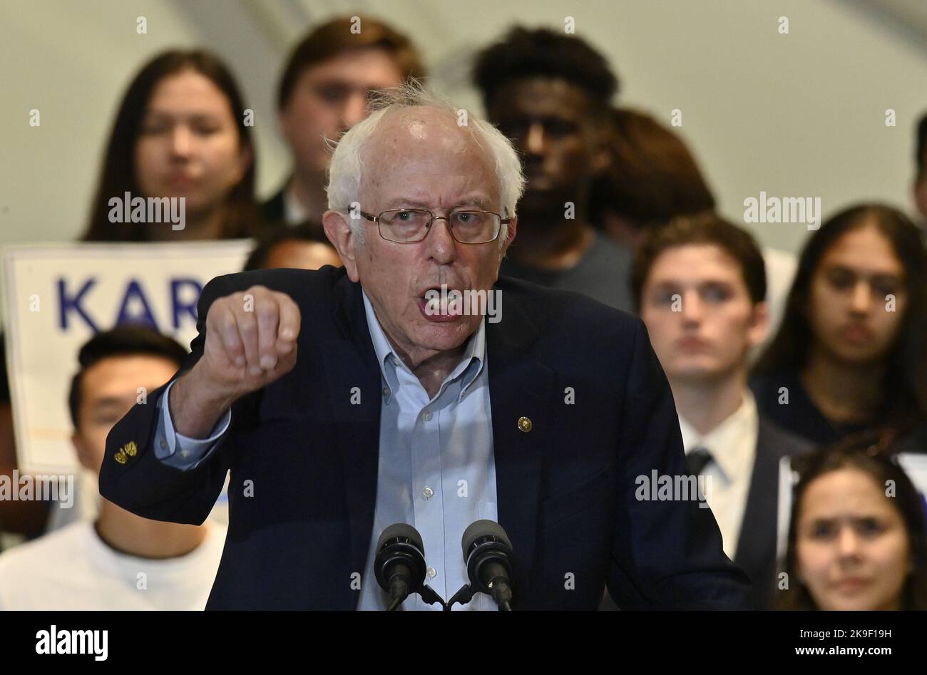 Los Angeles, USA. 27. Oktober 2022. Der US-Senator Bernie Sanders (I-VT) spricht am Donnerstag, den 27. Oktober 2022, bei einer Wahlkampfveranstaltung für die demokratische Bürgermeisterin von Los Angeles, Rep. Karen Bass (D-CA) in Playa Vista, Kalifornien. Bass befindet sich in einem engen Rennen mit dem demokratischen Bürgermeisterkandidaten Rick Caruso, einem Milliardär-Immobilienentwickler, der 2019 als Republikaner registriert wurde. Foto von Jim Ruymen/UPI Credit: UPI/Alamy Live News Stockfoto