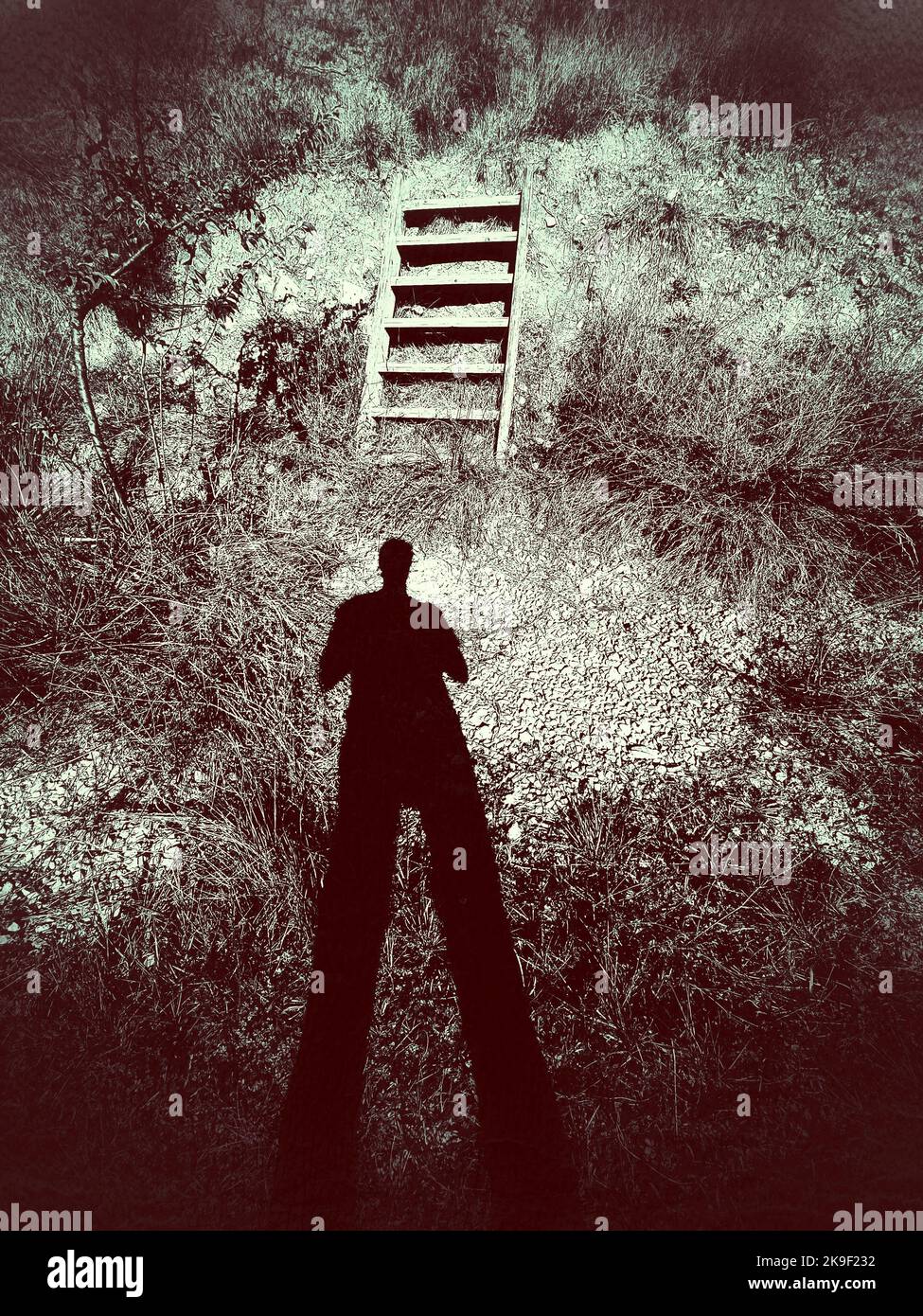 Holztreppe, Silhouette eines Mannes. Stockfoto