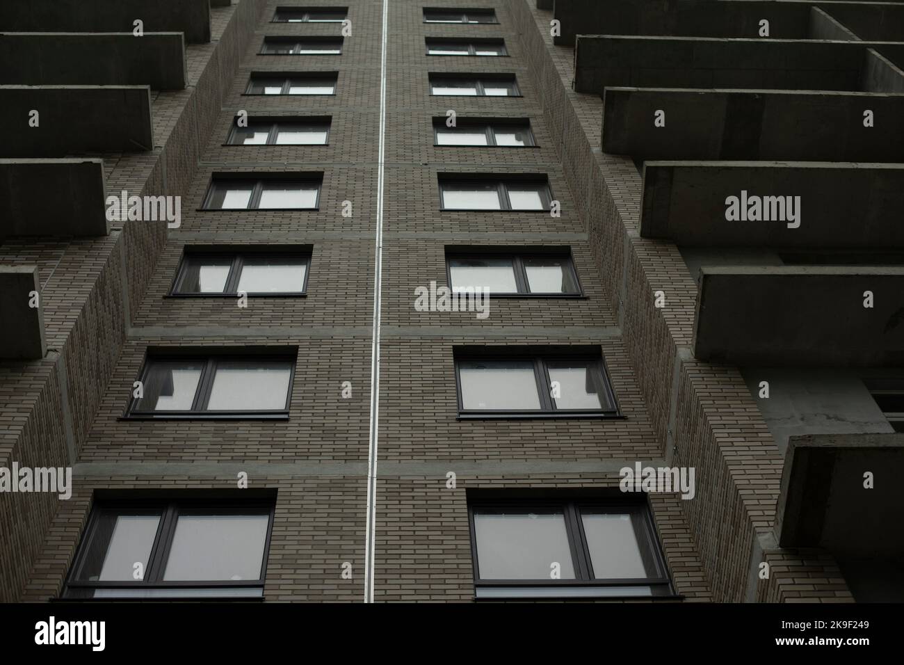 Gebäude in der Stadt. Details des Hauses. Stadtarchitektur. Mehrfamilienhäuser. Stockfoto