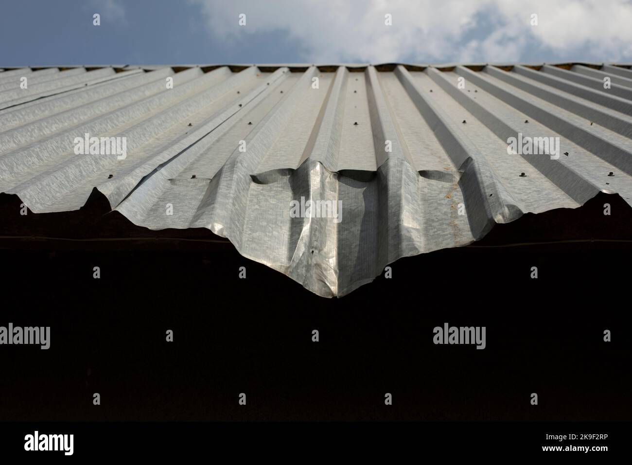 Delle auf dem Dach. Gebogenes Metallprofil. Dach des Gebäudes. Architektonische Details. Stockfoto