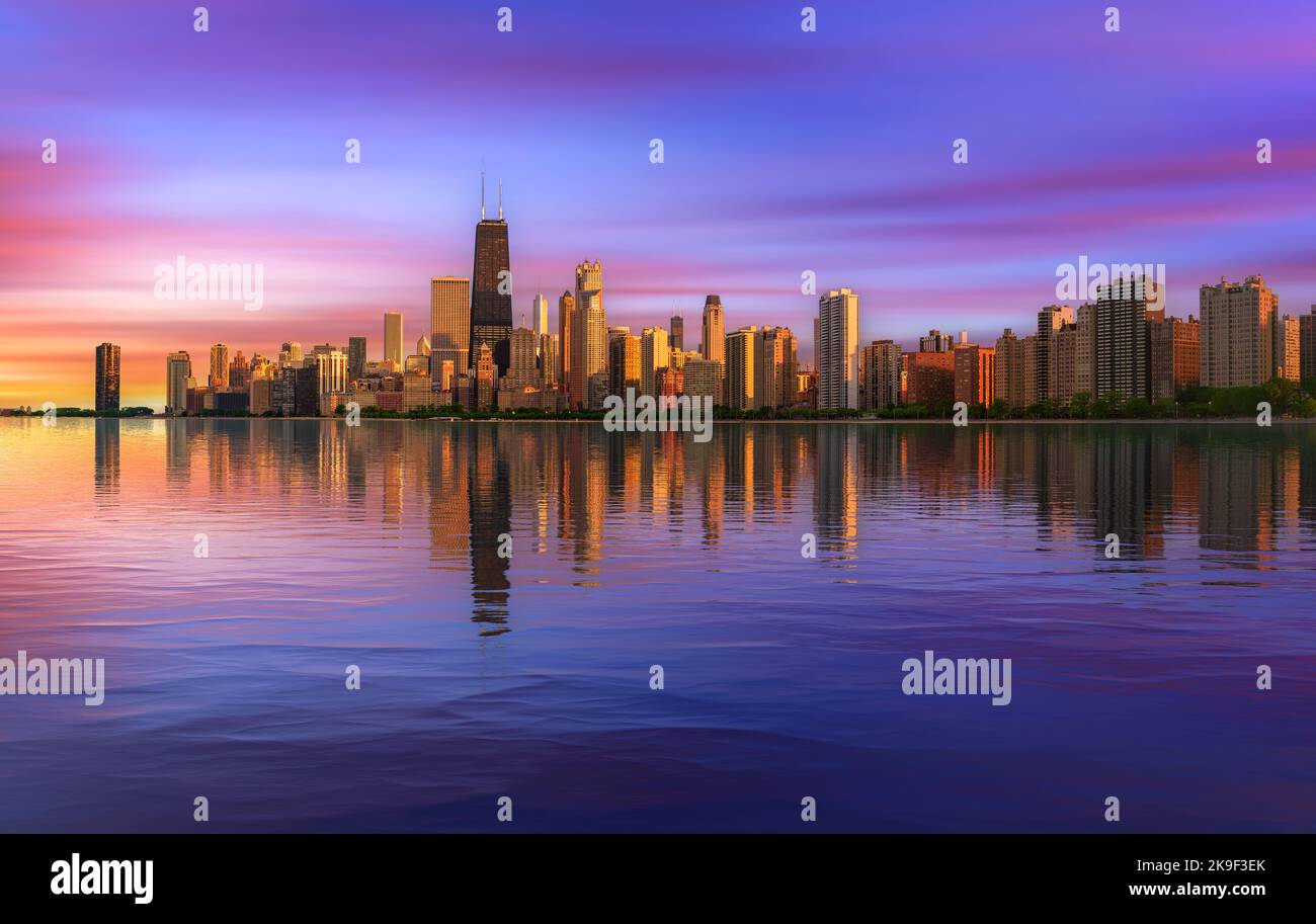 Farbenfroher Sonnenuntergang über der Skyline von Chicago über dem Lake Michigan Stockfoto