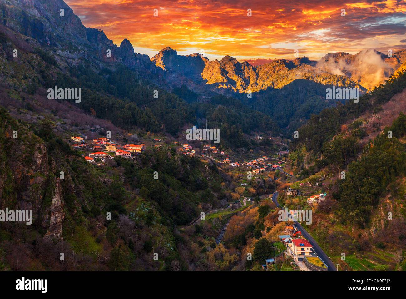 Farbenprächtiger Sonnenuntergang über dem Dorf Curral das Freiras auf der Insel Madeira, Portugal Stockfoto