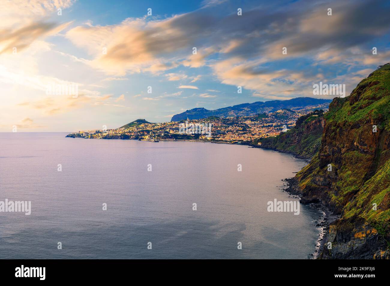 Sonnenuntergang über der Stadt Funchal und den Klippen der Insel Madeira Stockfoto