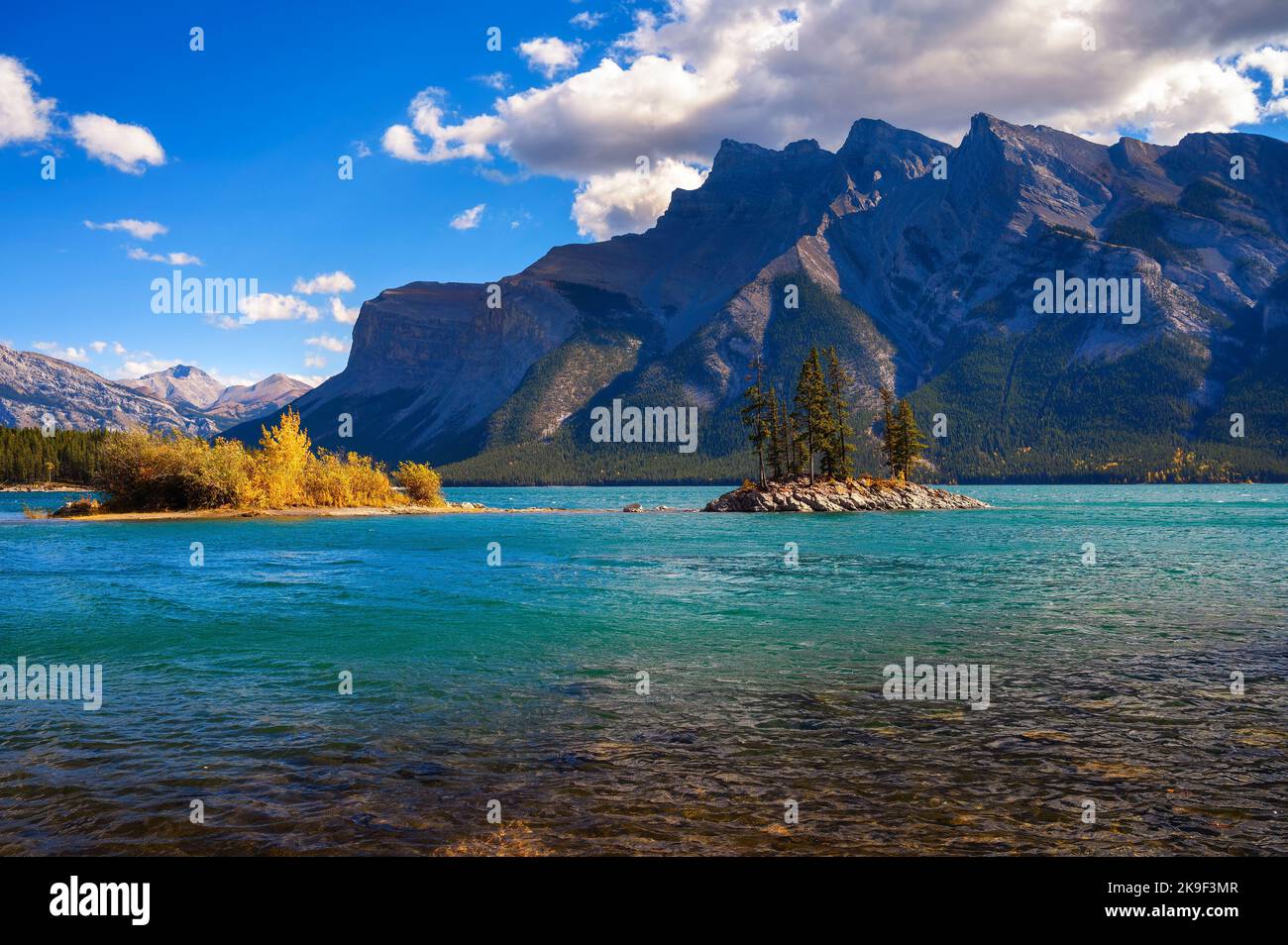 Kleine Insel mit Bäumen am Lake Minnewanka im Banff National Park, Kanada Stockfoto