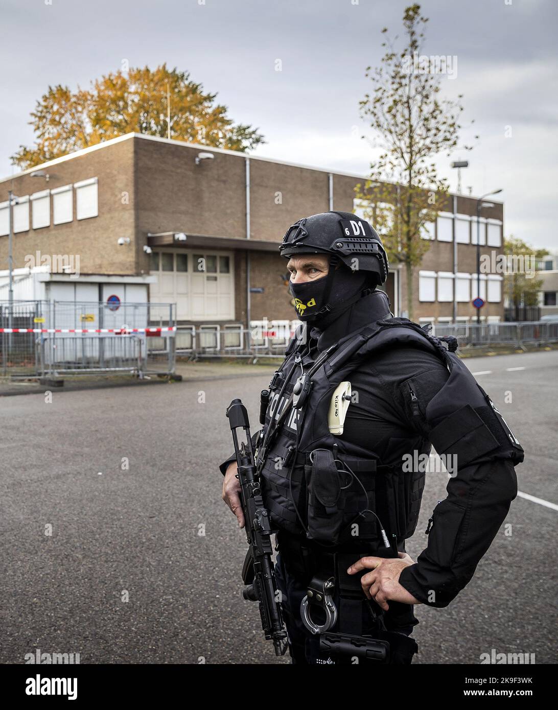 Amsterdam, Niederlande. 28. Oktober 2022. 2022-10-28 10:03:04 AMSTERDAM - Sicherheit im Bunker in Amsterdam-Osdorp für die Klage gegen den ehemaligen Anwalt Youssef T. Ridouan Taghi wurde als Zeuge im Strafverfahren gegen seinen Cousin. Die beiden sollen Fluchtpläne für Taghi von der Extra Secure Institution in Vught diskutiert haben. ANP REMKO DE WAAL netherlands Out - belgium Out Credit: ANP/Alamy Live News Stockfoto