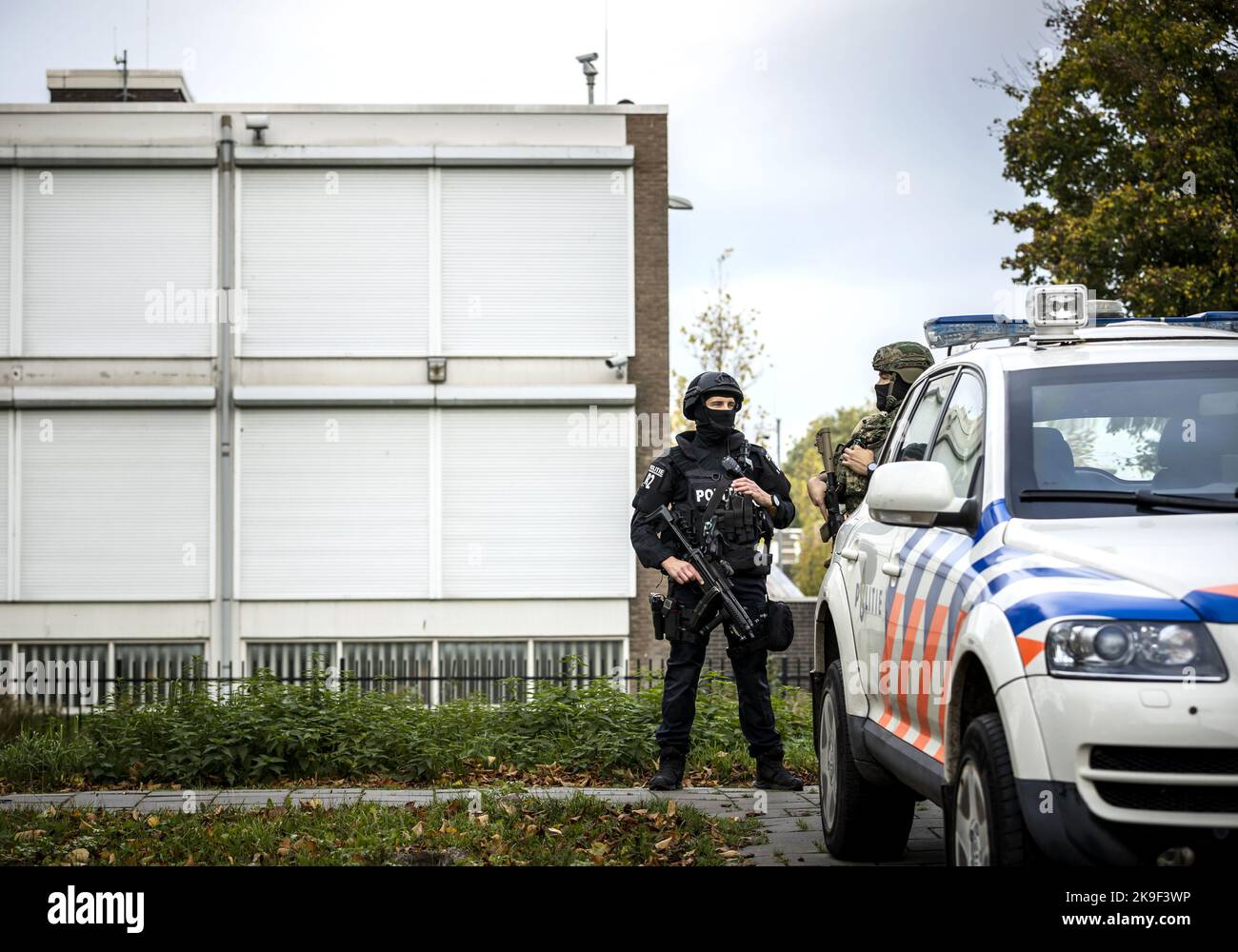 2022-10-28 10:19:59 AMSTERDAM - Sicherheit im Bunker in Amsterdam-Osdorp für die Klage gegen den ehemaligen Anwalt Youssef T. Ridouan Taghi wurde als Zeuge im Strafverfahren gegen seinen Cousin. Die beiden sollen Fluchtpläne für Taghi von der Extra Secure Institution in Vught diskutiert haben. ANP REMKO DE WAAL niederlande Out - belgien Out Stockfoto