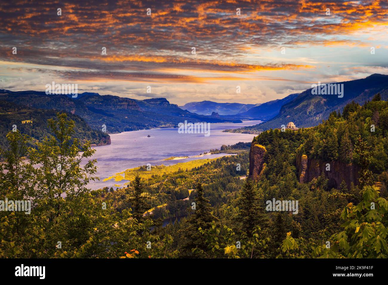 Sonnenuntergang über Crown Point, Vista House und der Columbia River Gorge, Oregon Stockfoto
