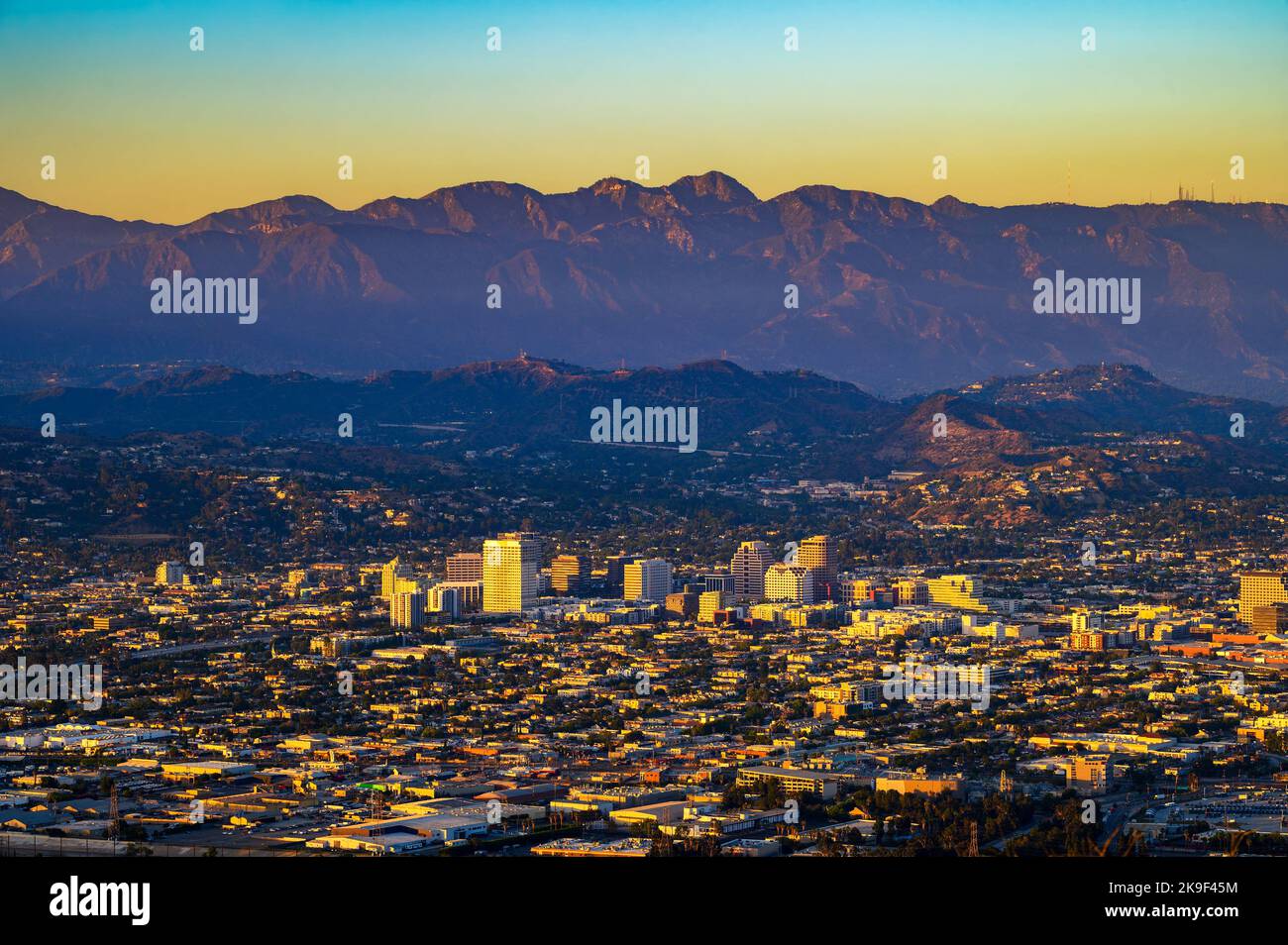 Sonnenuntergang über der Innenstadt von Glendale und den San Gabriel Mountains in Kalifornien Stockfoto