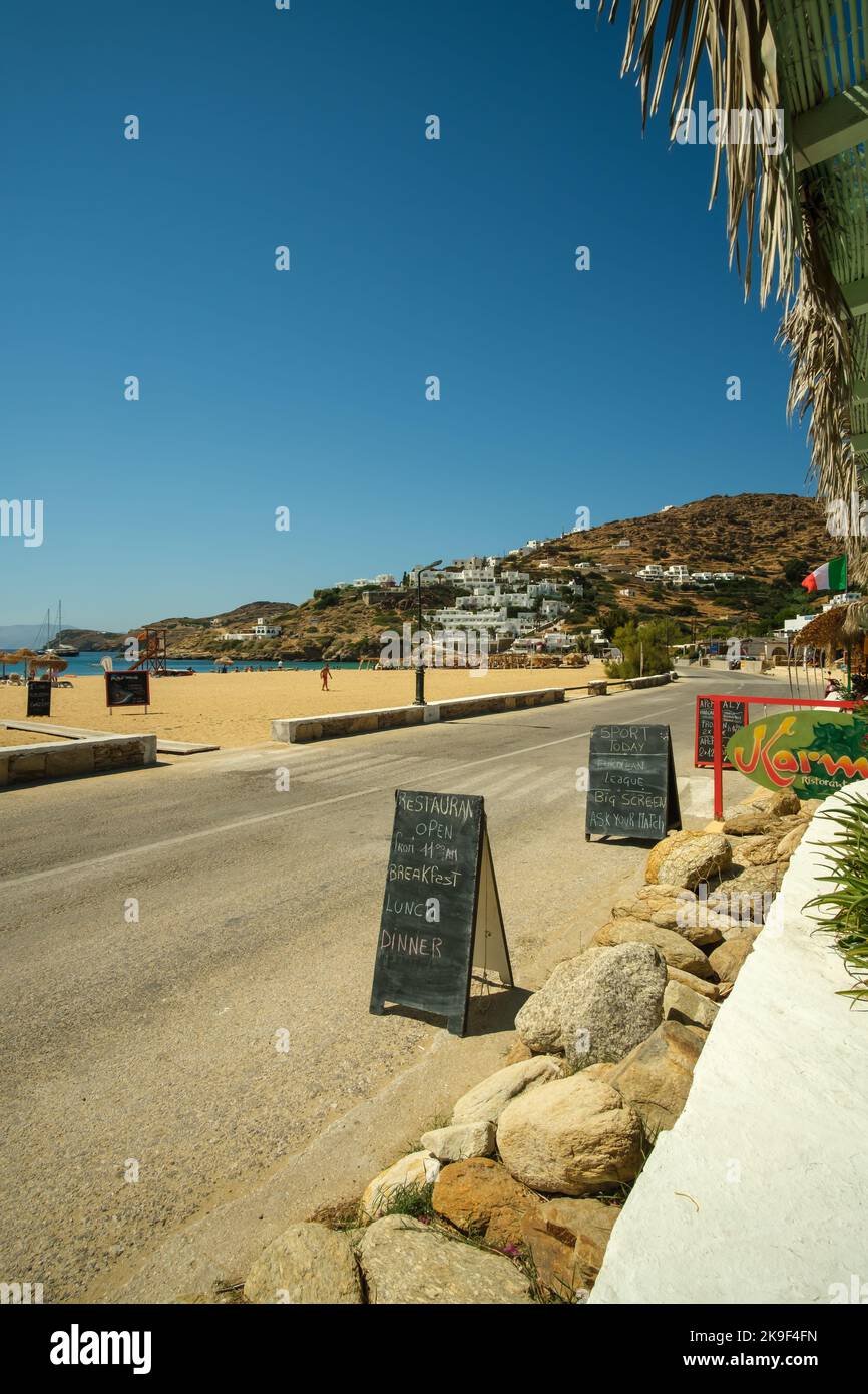 IOS, Griechenland - 8. September 2022 : Ein Restaurant und eine Strandbar vor dem Mylopotas-Strand, das Frühstück, Mittag- und Abendessen serviert Stockfoto