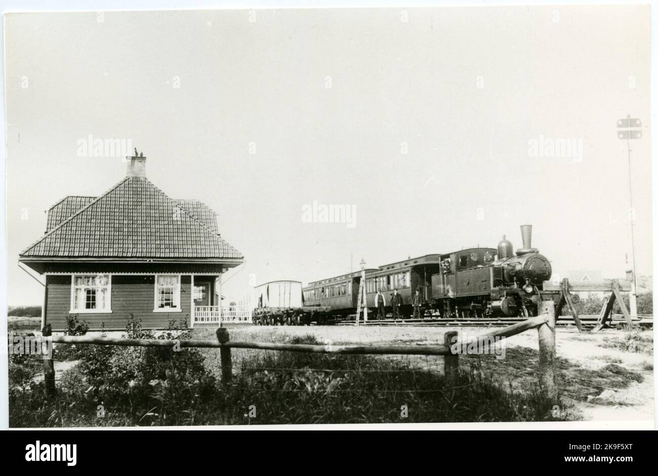 Malevik, auf der Seitenspur, scheint ein 'weißer' Trolley zu sein. Es ist der erste Sommer-Autotyp von GSJ. N-Wagen, auf dessen Holzstuhl ein Dach aufgehängt und der Wagen mit blau-weiß gestreiftem Tuch drapiert wurde. Stockfoto