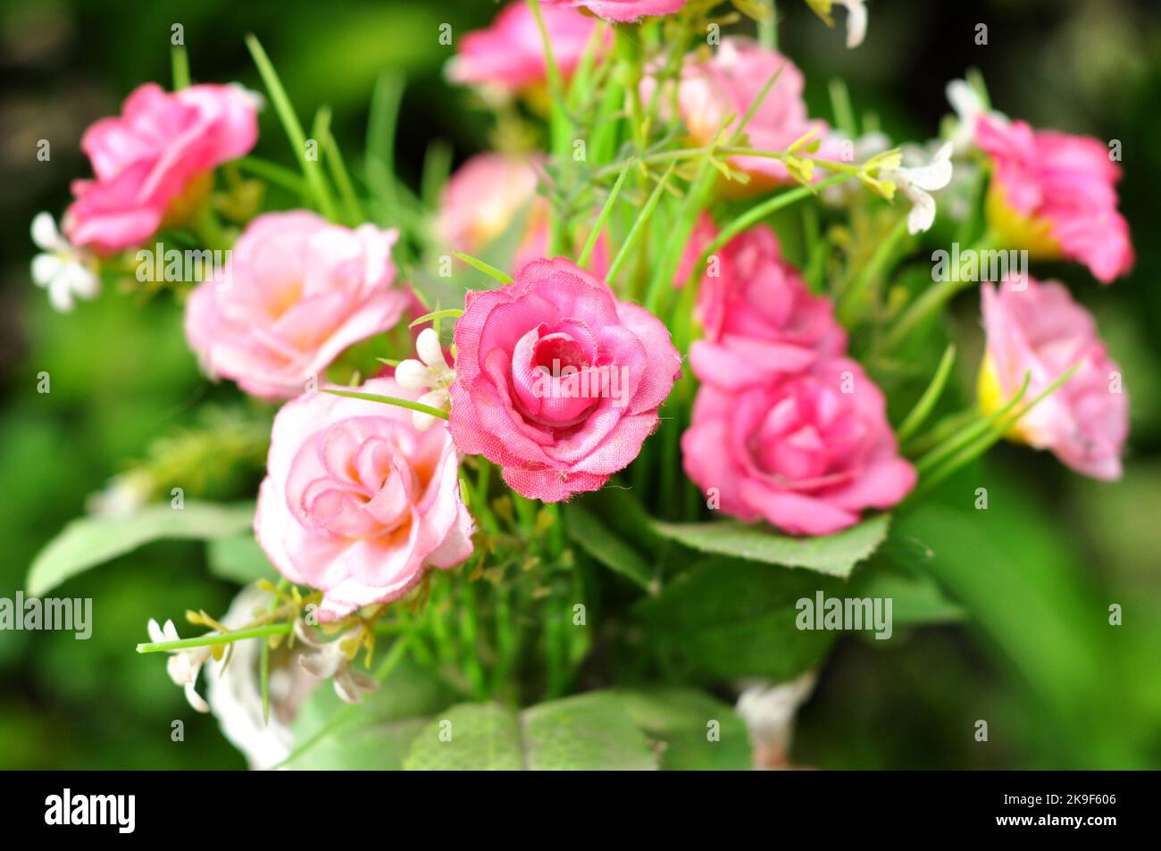 Kunststoff-Blumenarrangements in verschiedenen Farben in Töpfen selektiven Fokus Stockfoto