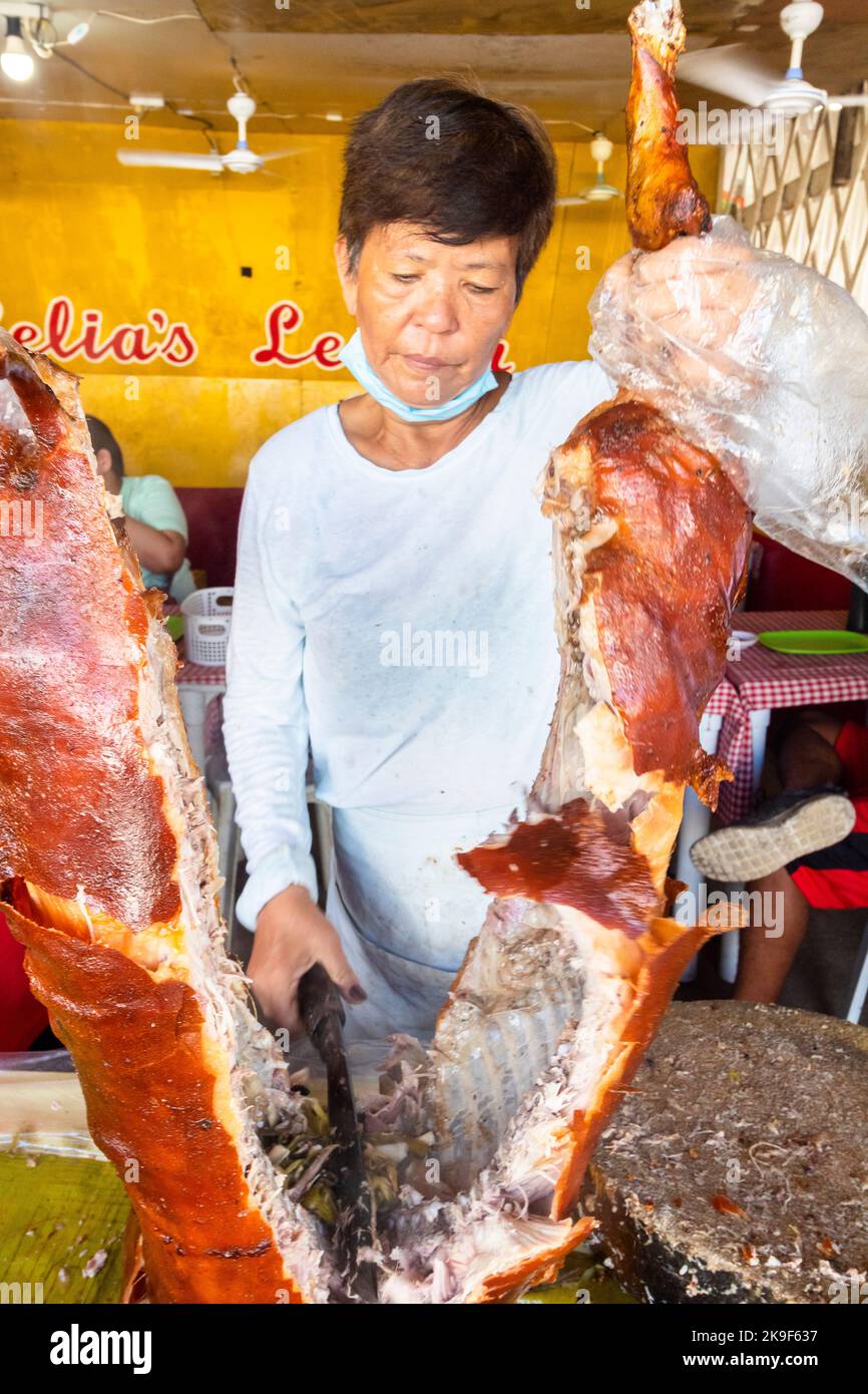 Beliebte philippinische Lechon- oder Schweinebraten, die auf einem Sonntagsmarkt in Cebu, Philippinen, verkauft werden Stockfoto