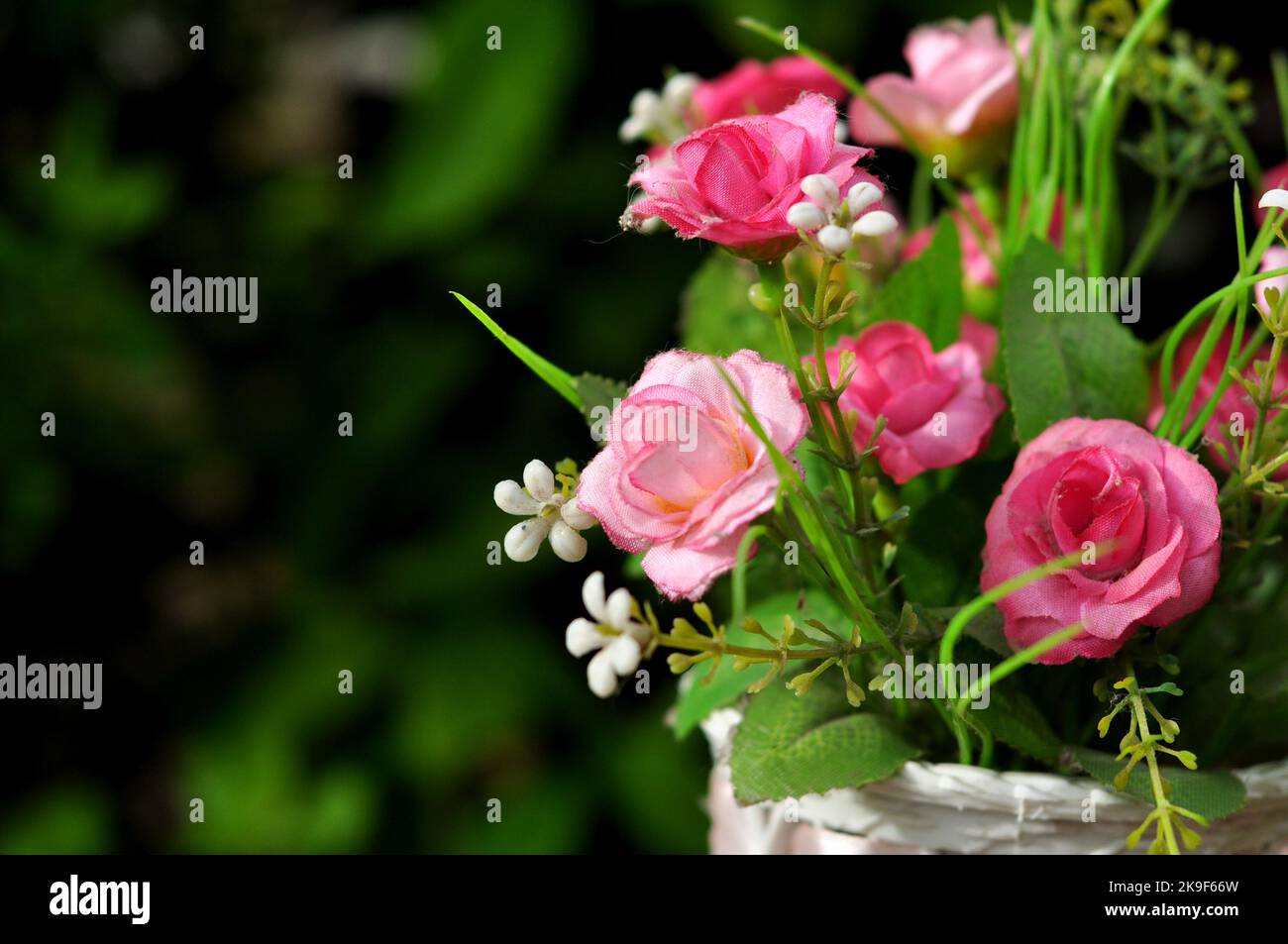 Kunststoff-Blumenarrangements in verschiedenen Farben in Töpfen selektiven Fokus Stockfoto