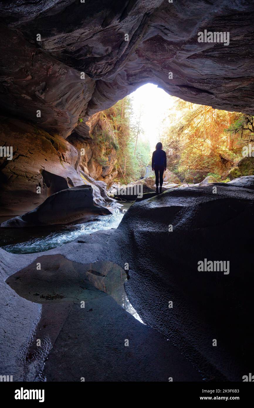 Abenteuerliche Frau, die in einer Höhle steht. Abenteuer Reisen. Little Huson Caves Park Stockfoto