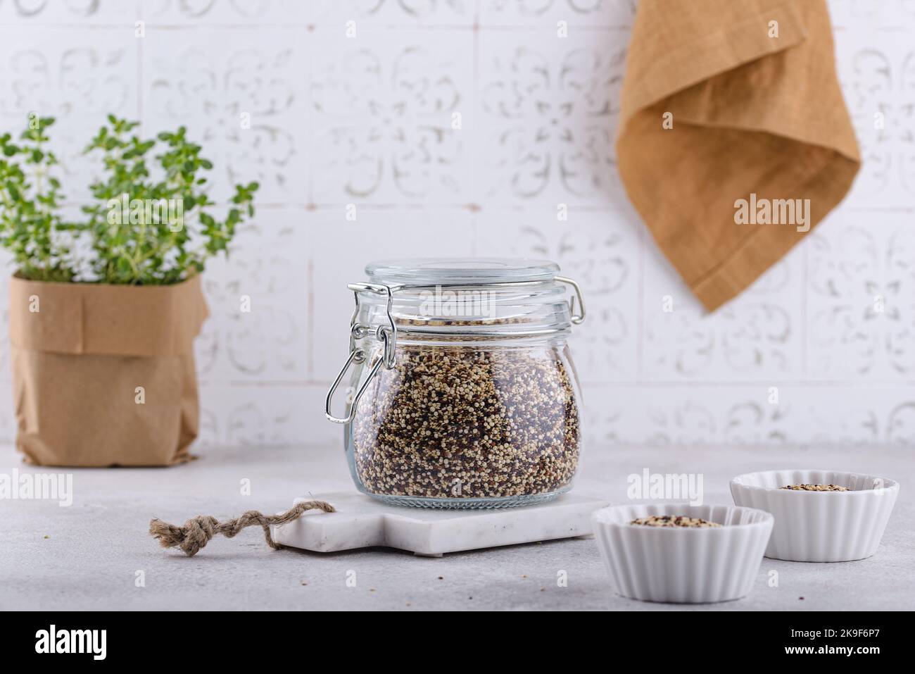 Rote, weiße und braune Quinoa. Stockfoto